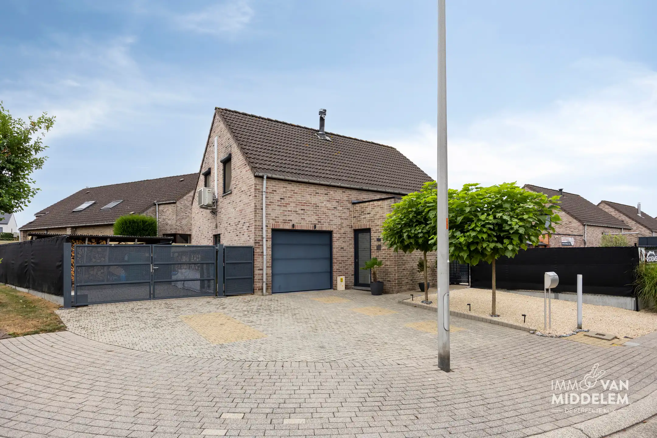INSTAPKLARE WONING MET 3 KAMERS, ZWEMBAD, GARAGE EN TUIN foto {{pictureIndex}}