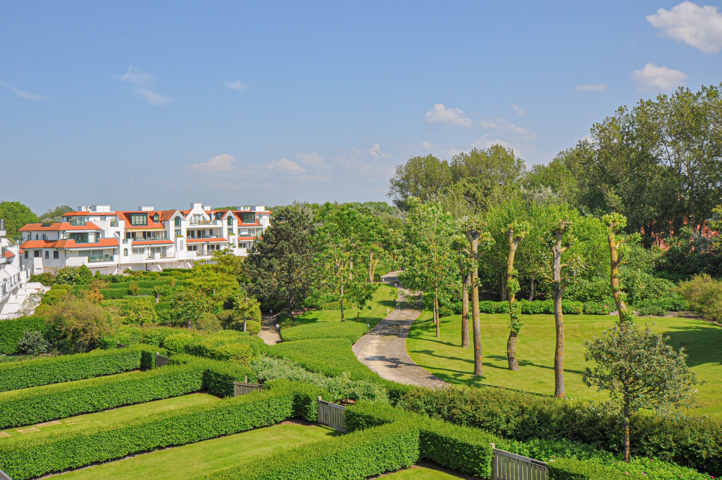 Subliem hoekappartement met ruime terrassen gelegen in het prestigieuze domein Tennis Garden. foto 1