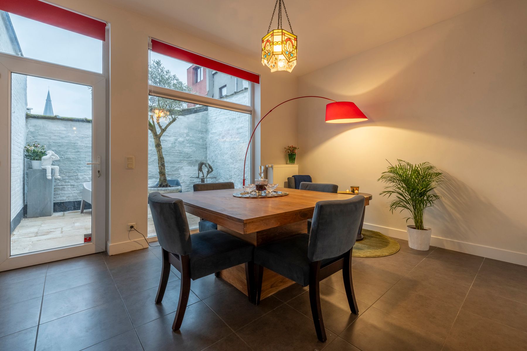 Mooi afgewerkte woning met 3 slaapkamers en koer/patio! foto 2