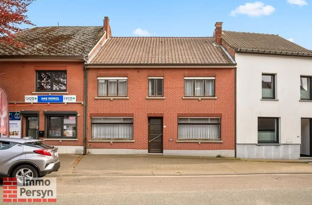 Hoofdfoto van de publicatie: Te renoveren woning met zuidtuin en achteringang met garages