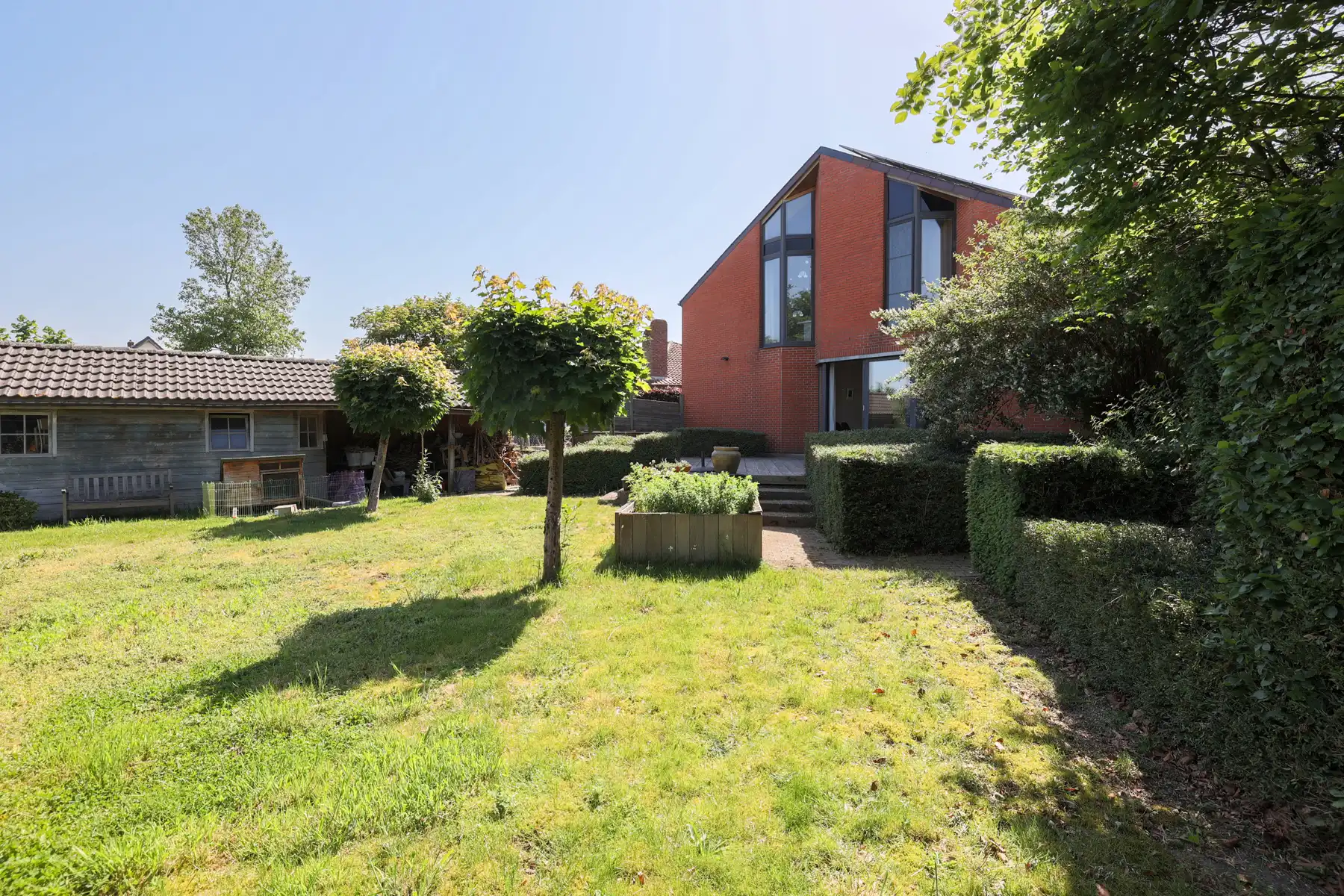 Hoofdfoto van de publicatie: Vrijstaande woning op uniek perceel met zwembad