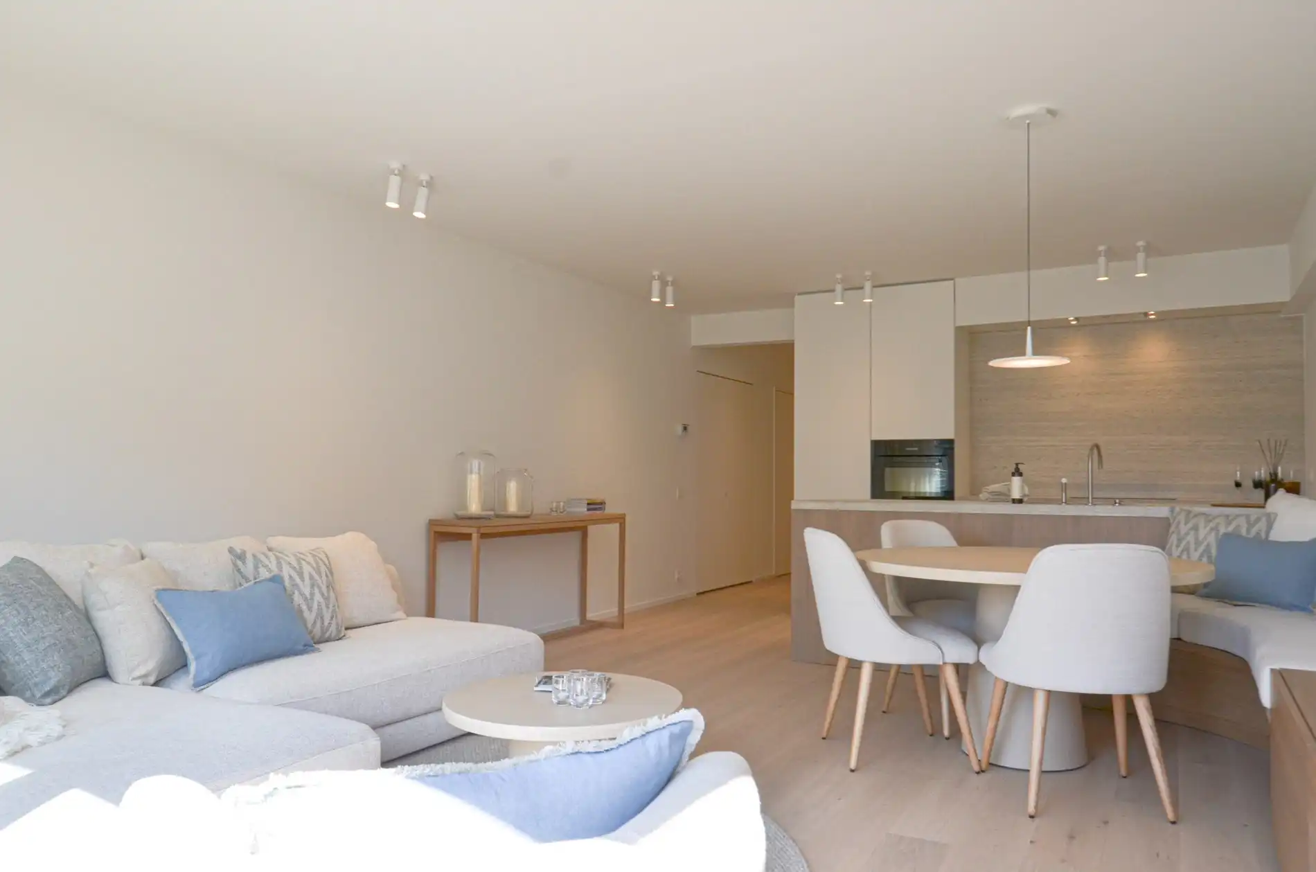 Centraal gelegen, volledig gerenoveerd appartement met drie slaapkamers. foto 7