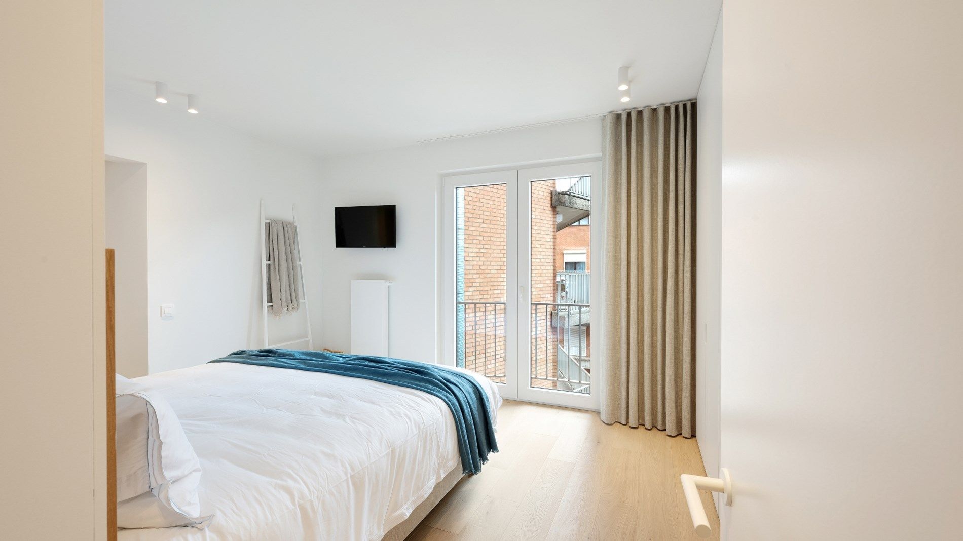 Prachtig gerenoveerd 3-slaapkamer appartement gelegen op de Lippenslaan.  foto 17