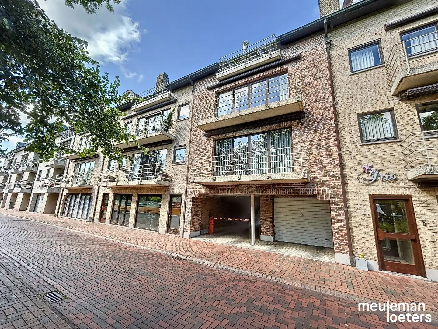 Ruime ondergrondse garagebox foto {{pictureIndex}}