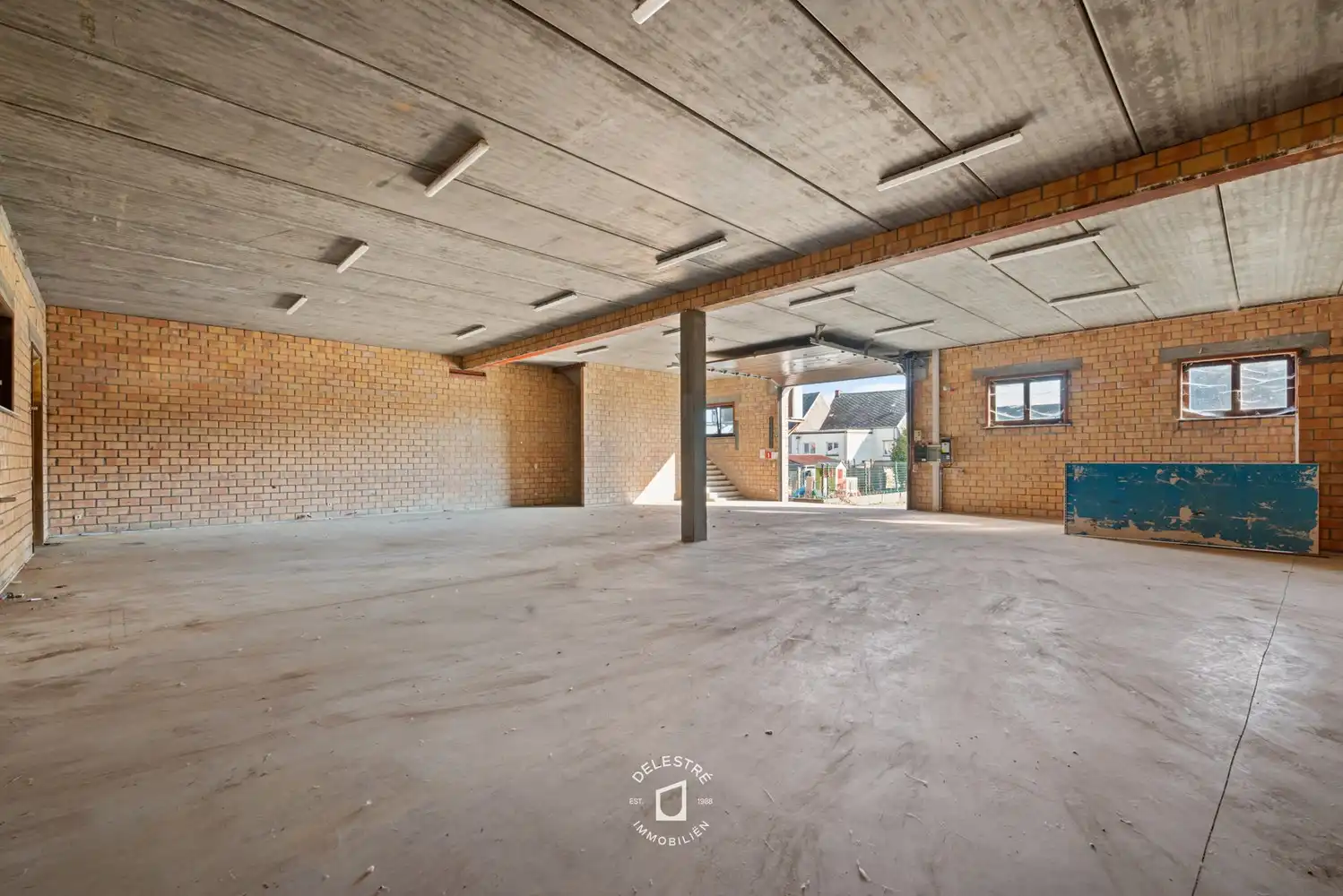 Veelzijdig investeringspand met 3 APP., MAGAZIJN, STAANPLAATSEN EN HANDELSPAND foto 2