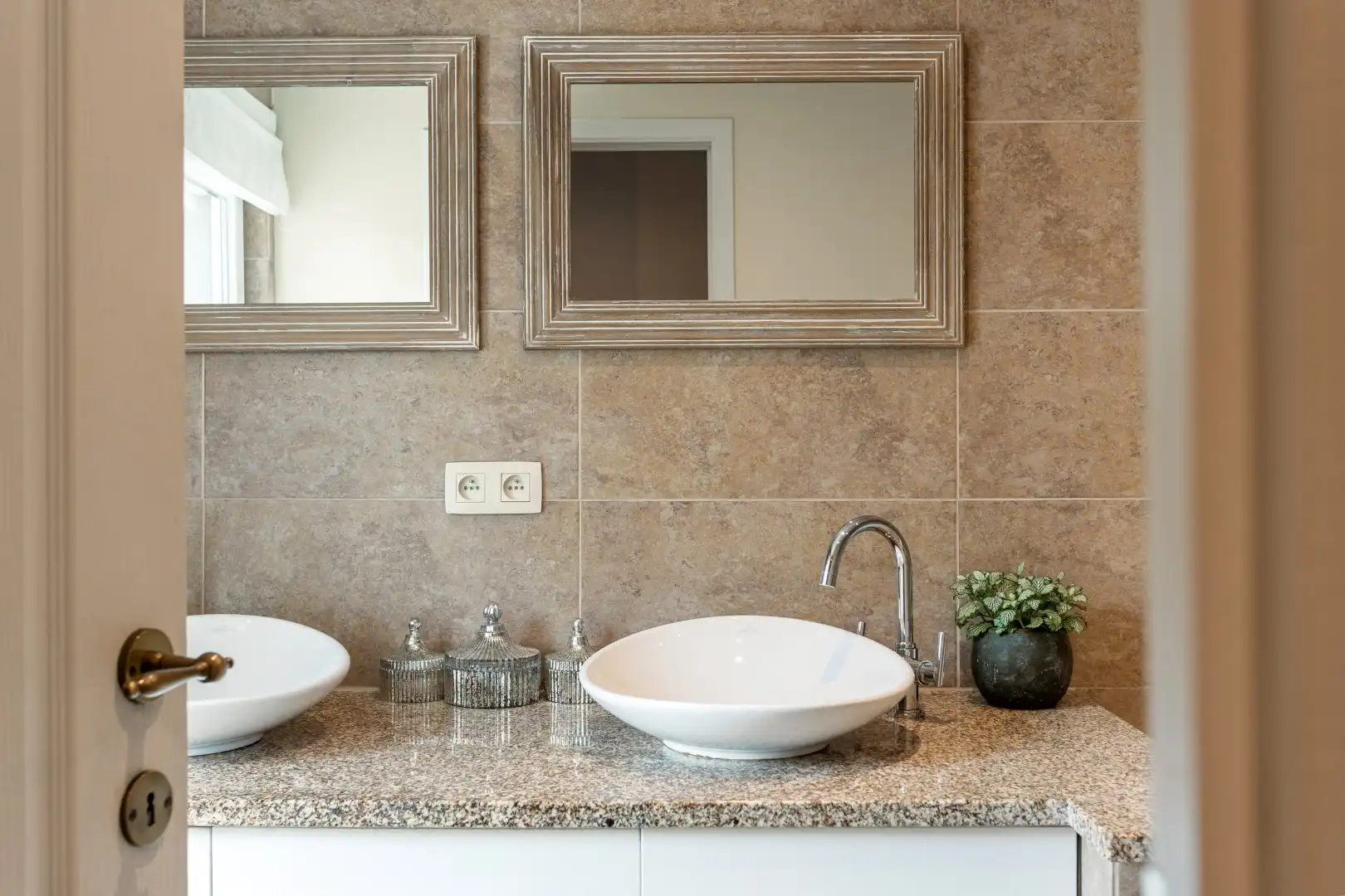 Instapklare woning met tuin te Sint-Pieters-Leeuw foto 13