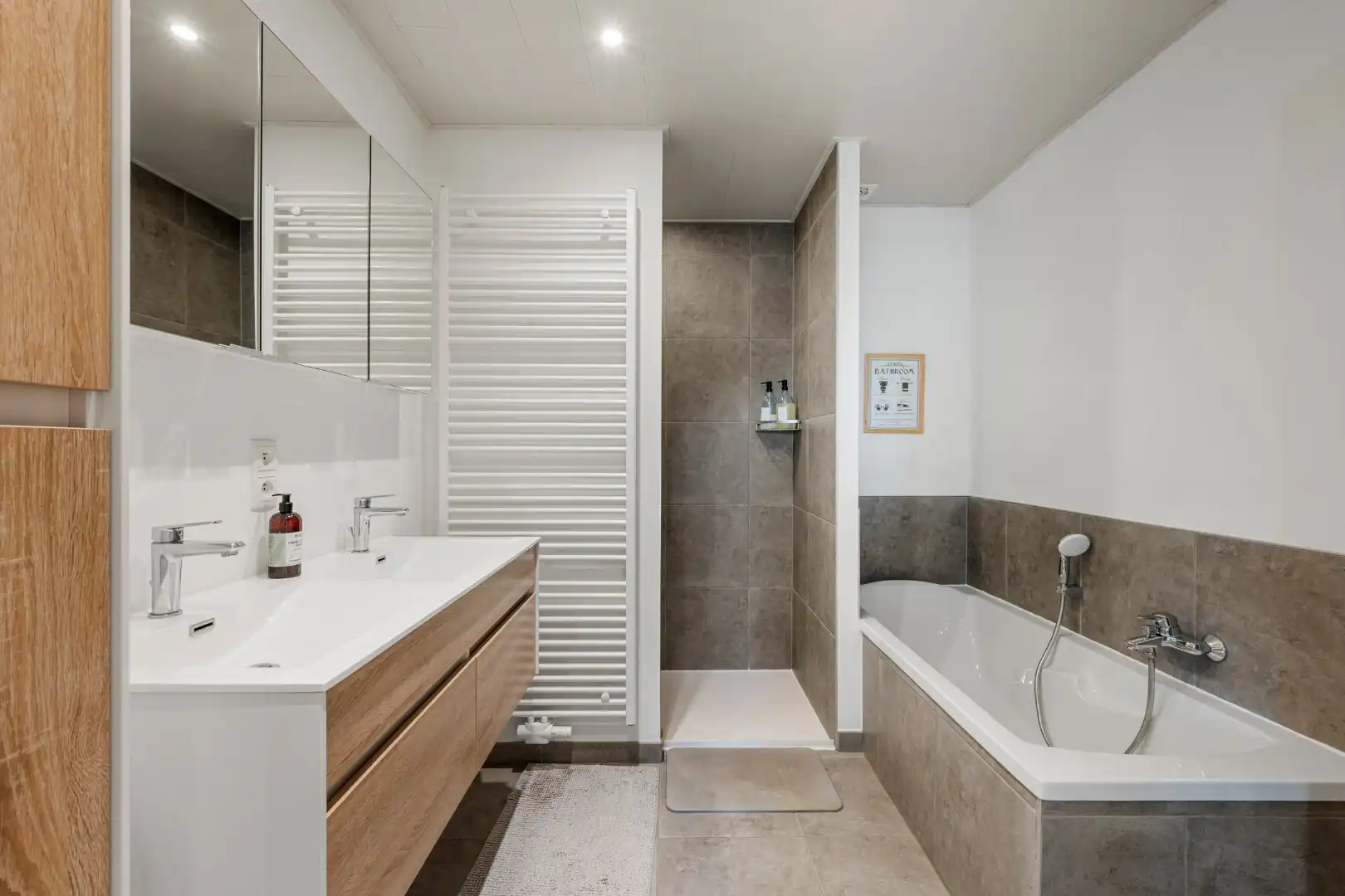 Instapklare, open woning met 4 slaapkamers en dressing, 2 garages en zonnige tuin in Menen foto 13