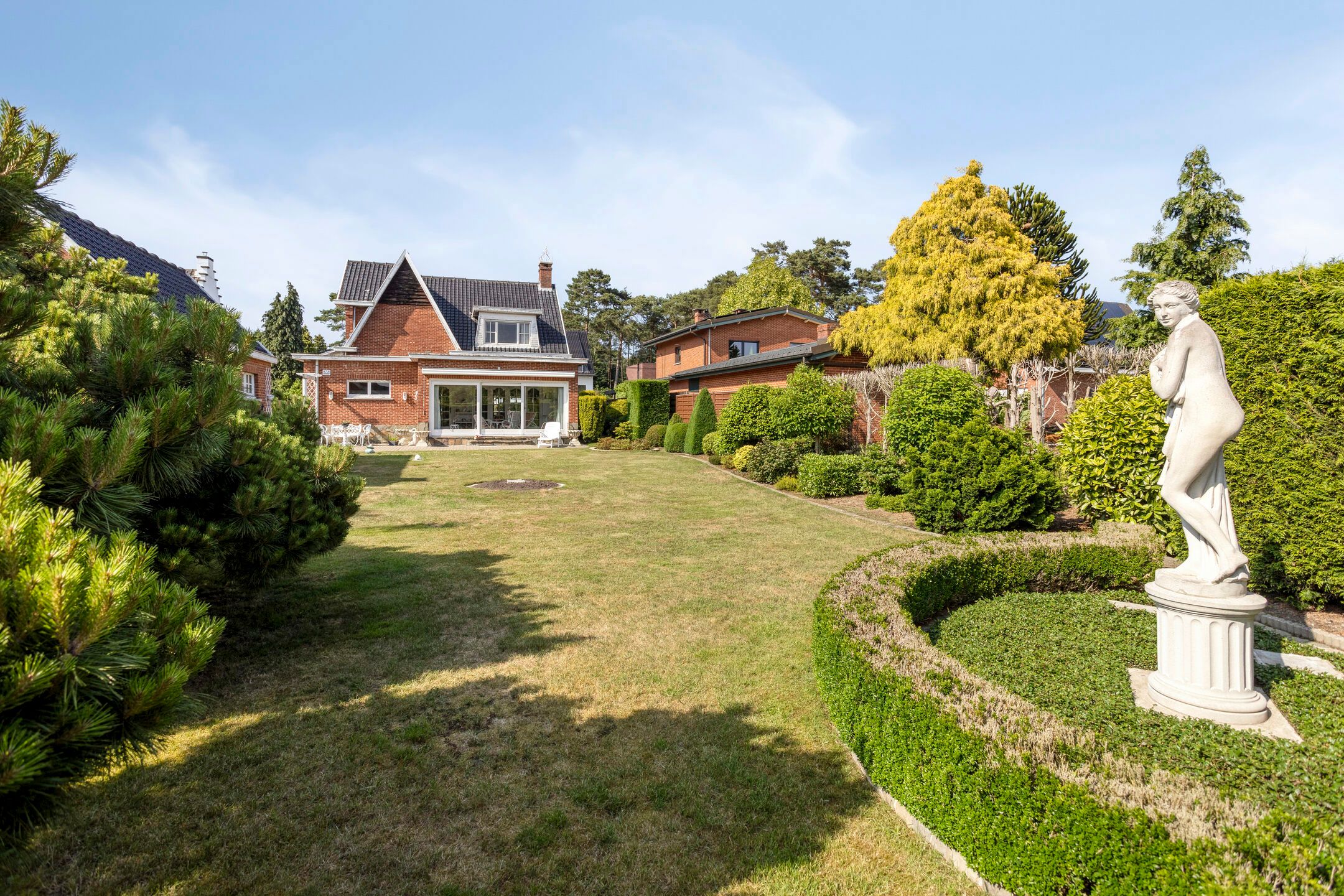 Te renoveren woning met veel potentieel foto 25