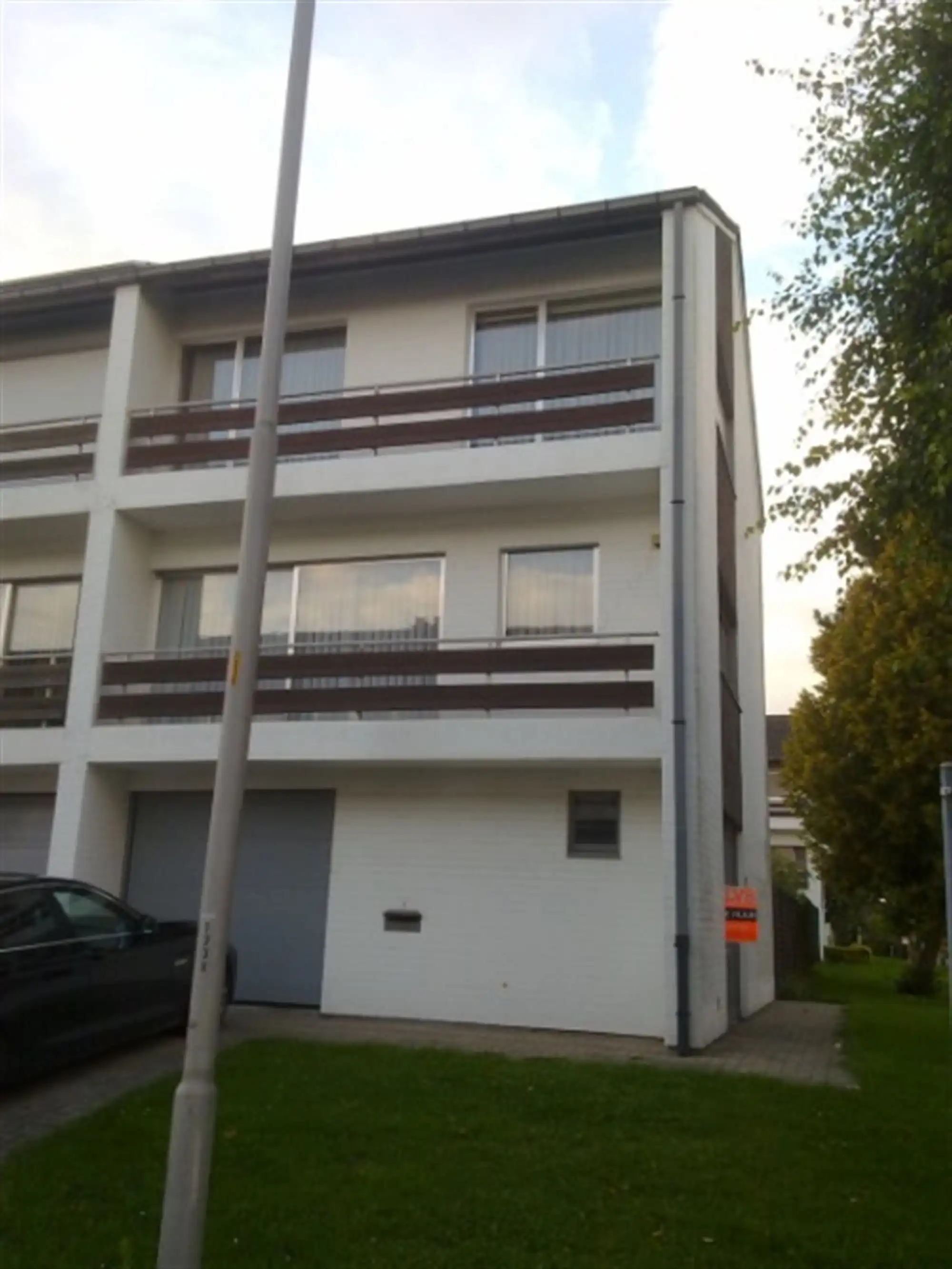 Woonhuis met tuin en garage foto {{pictureIndex}}