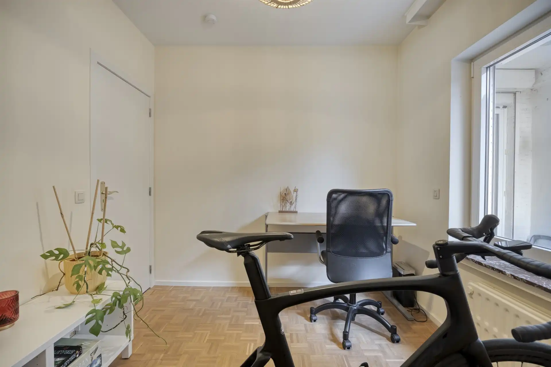 Appartement te koop met 2 slpkmrs en terras in Berchem!  foto 12