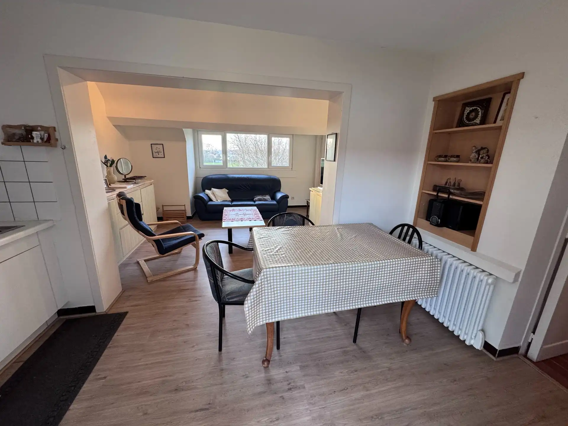 Instapklaar appartement met twee slaapkamers en afgewerkt met oog voor hedendaags wooncomfort. foto 2