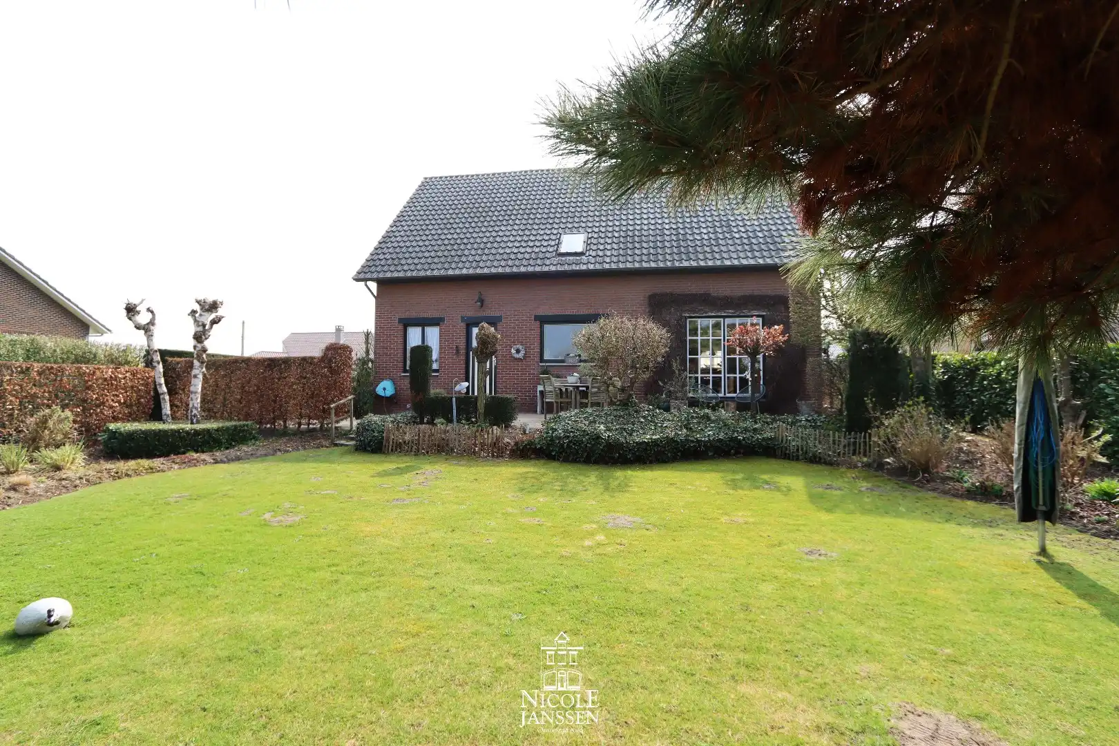 Mooi, verzorgd vrijstaand huis met drie slaapkamers  foto 3