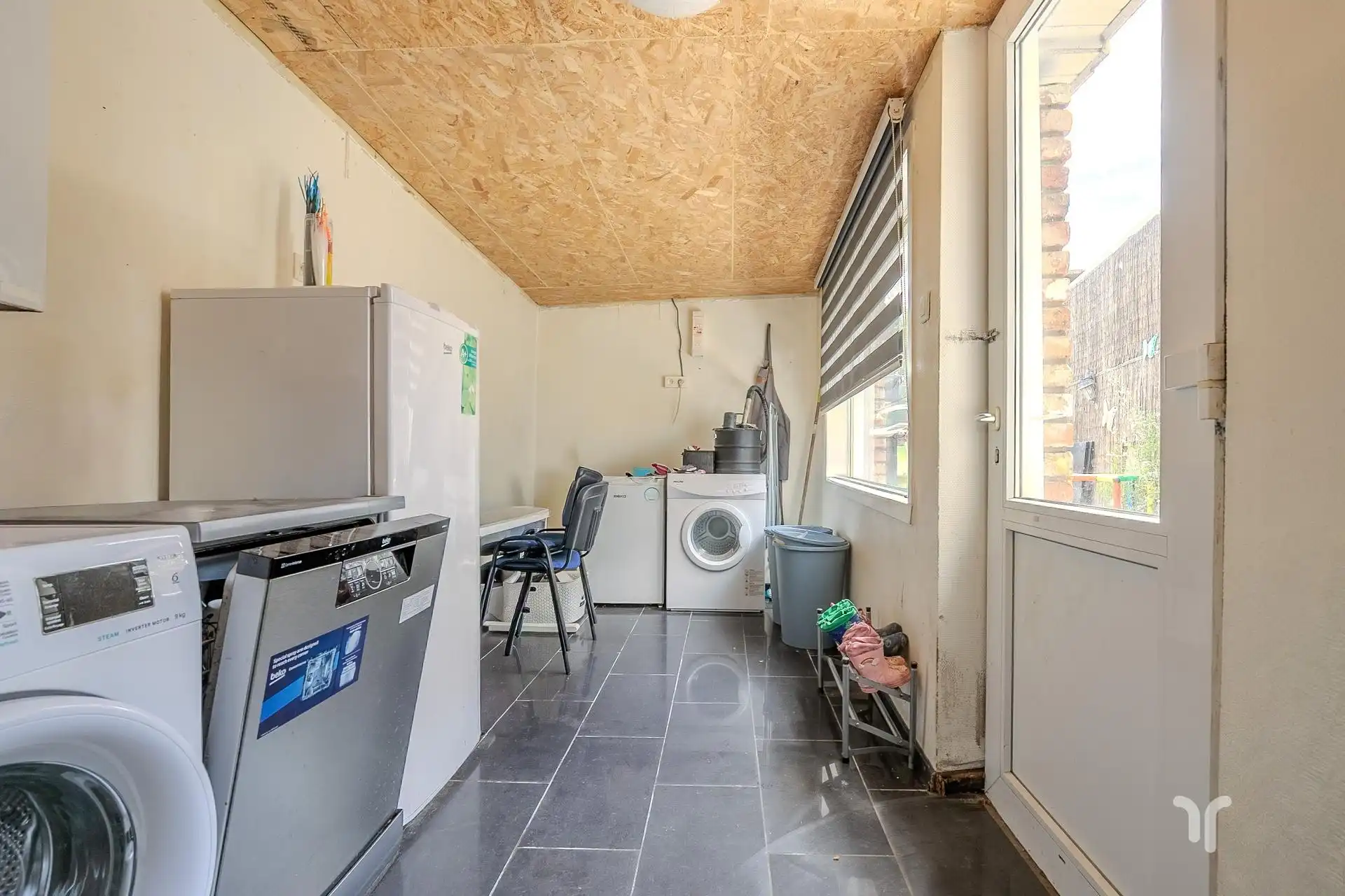 Rijwoning met ruime tuin, uitweg met garage en uitbreidingsmogelijkheden. foto 10