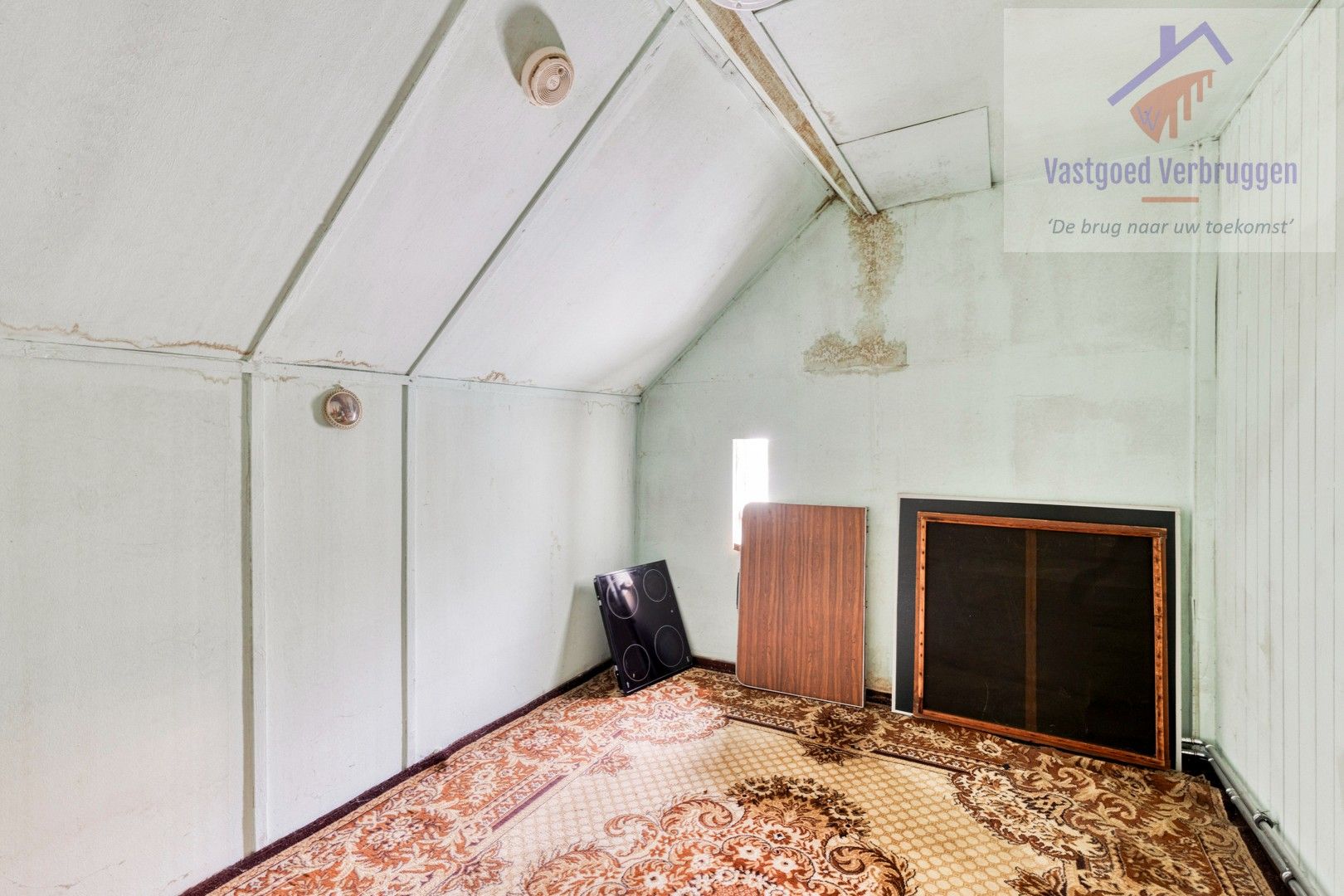 Rustig gelegen te renoveren halfopen bebouwing op ruim perceel van 16 are! foto 13