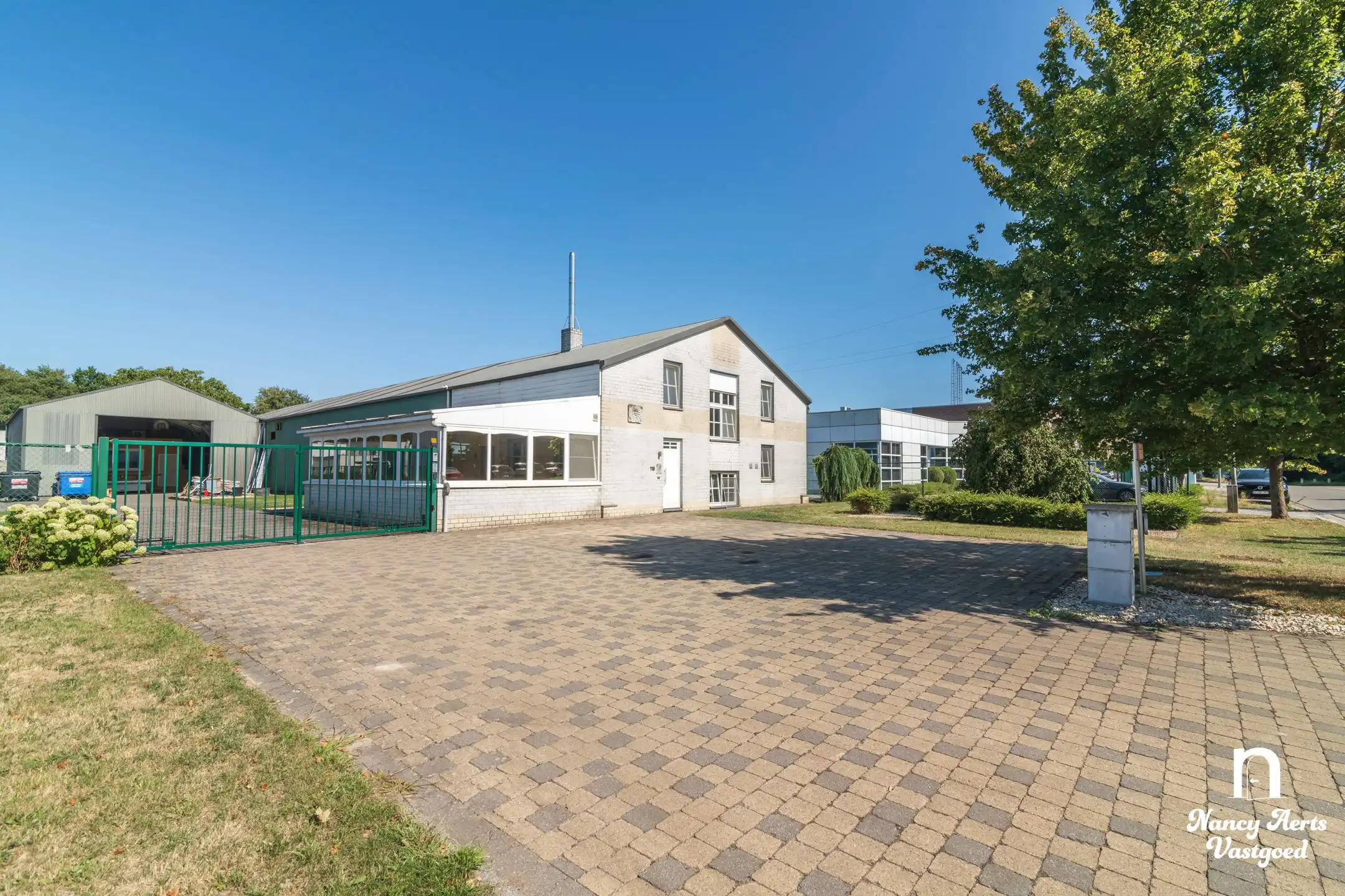 Loods van 550 m² met kantoor en woning met 4 slaapkamers foto {{pictureIndex}}