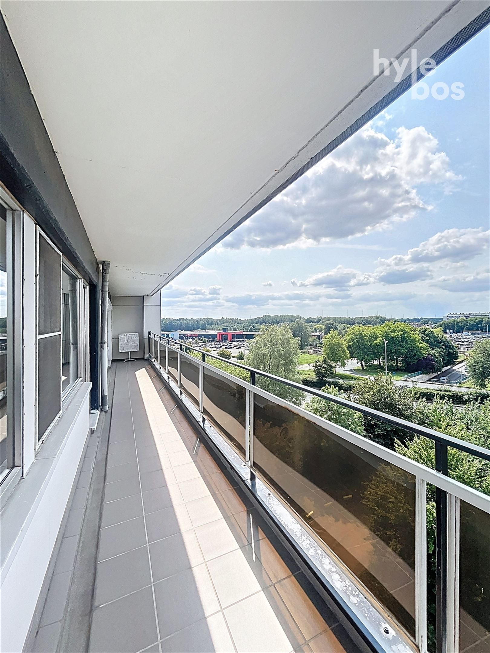 Ruim instapklaar 2 slaapkamer appartement met garage foto 14