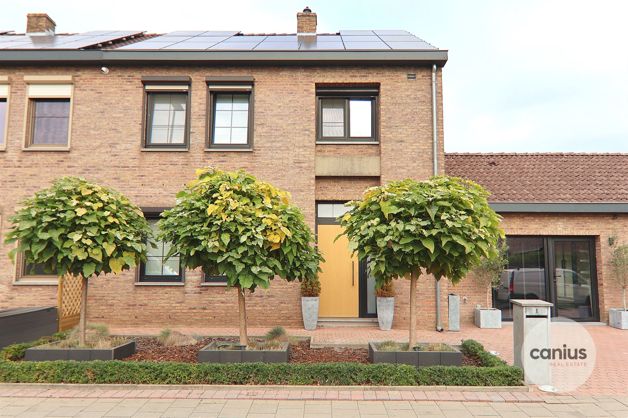 WONING MET DRIE SLAAPKAMERS EN PRAKTIJKRUIMTE TE KOOP IN SINT-TRUIDEN foto {{pictureIndex}}