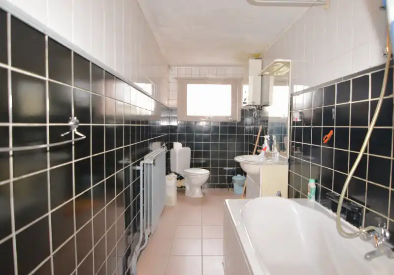 TE RENOVEREN: 193 m2 - 4 slpks - nabij station/stadsrand foto 14