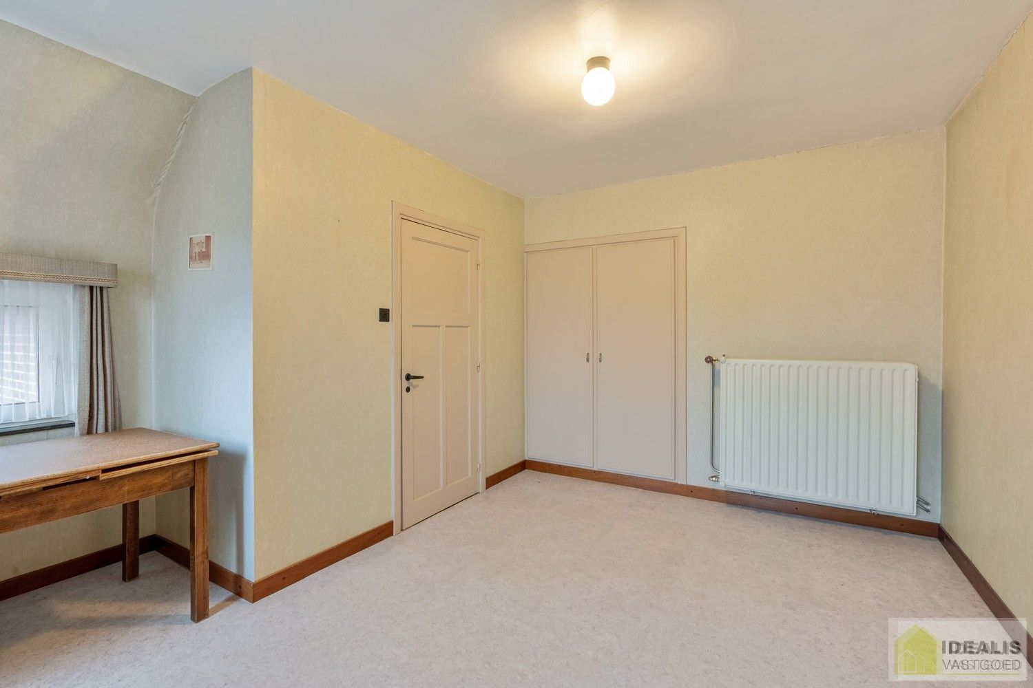 TE RENOVEREN WONING MET EEN RUIME WOONKAMER, KEUKEN MET EETKAMER, 4 AANGENAME SLAAPKAMERS WAARVAN 1 GELIJKVLOERS, BADKAMER, BERGING EN KELDER GELEGEN OP EEN PERCEEL VAN MAAR LIEFST 14A 94CA IN HET GEZELLIGE GROTE-BROGEL (PEER)! De woning omvat ca.150m² netto bewoonbare oppervlakte met op het gelijkvloers een ruime leefruimte, aansluitend keuken met eetkamer, een badkamer, slaapkamer en op de verdieping 3 ruime slaapkamers! De woning is rustig gelegen vlak bij de dorpskern van het gezellige Grote-Brogel en op enkele autominuten verwijderd van de centra van Peer, Kaulille, Bocholt en Bree. Ideaal voor zij die op zoek zijn naar een volledig naar eigen smaak te renoveren woning op een zeer ruim perceel! foto 21