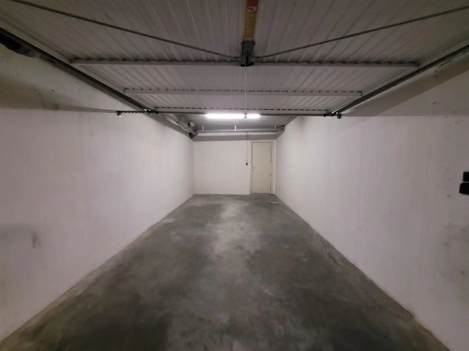 Gesloten garage box in centrum Middelkerke foto 2