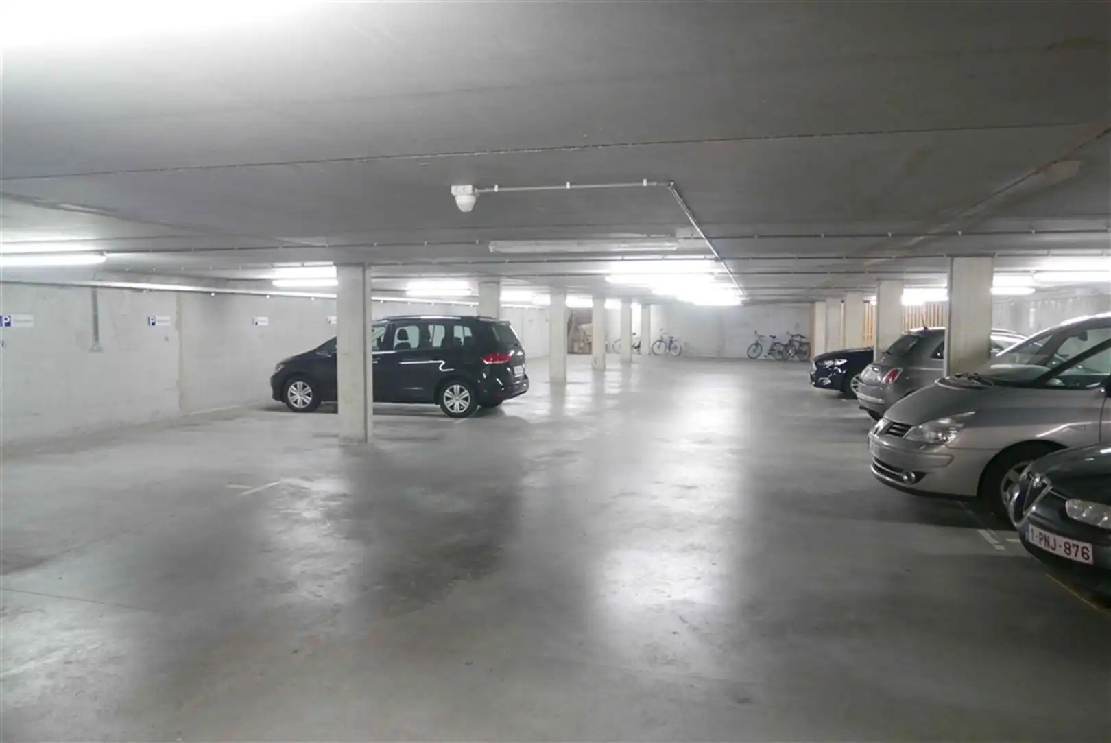 Kantoorgebouw aan het station foto 11