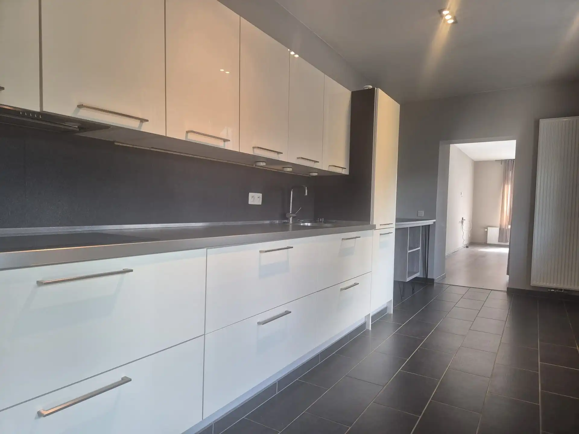 Instapklaar lichtrijk appartement met dakterras boven bakkerij “Hoste”. foto 7