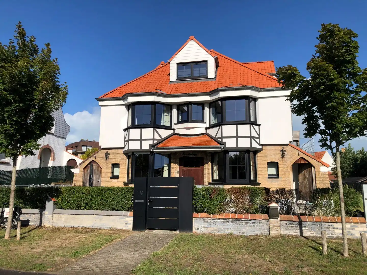 Gelijkvloers appartement in kleine residentie. foto {{pictureIndex}}