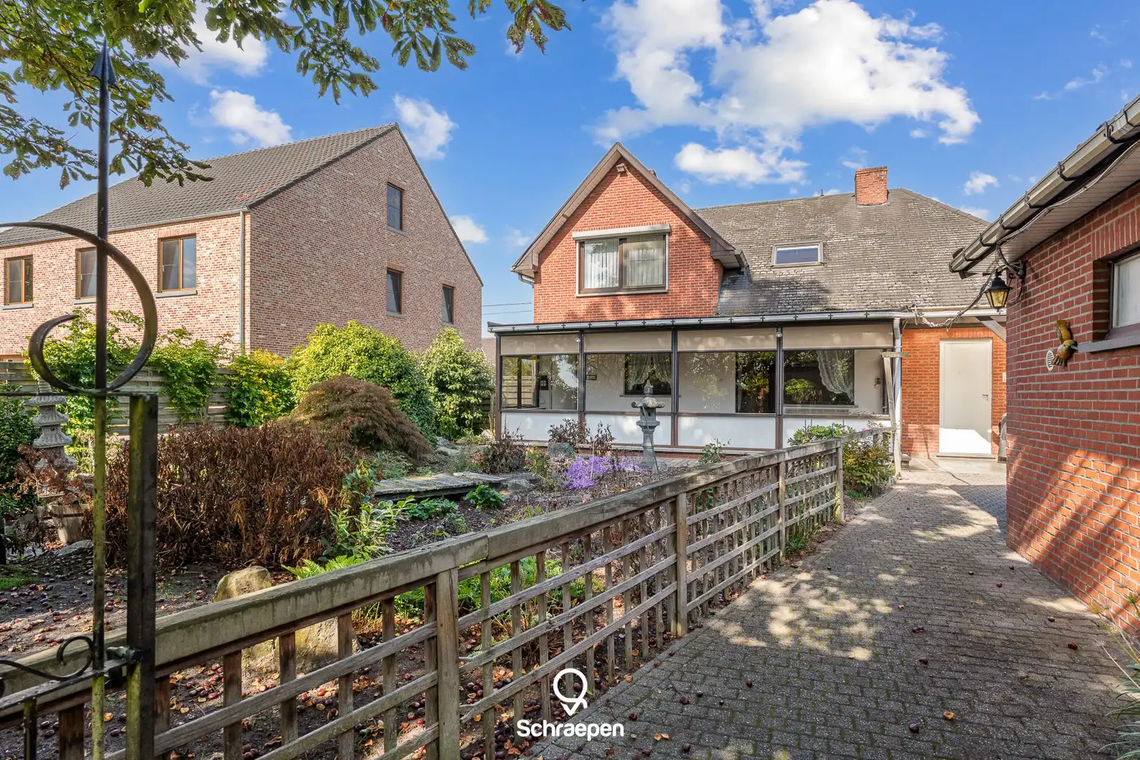 Rustig gelegen woning met 4 slpks op zuidelijk perceel van circa 23 are nabij Bokrijk! foto 3