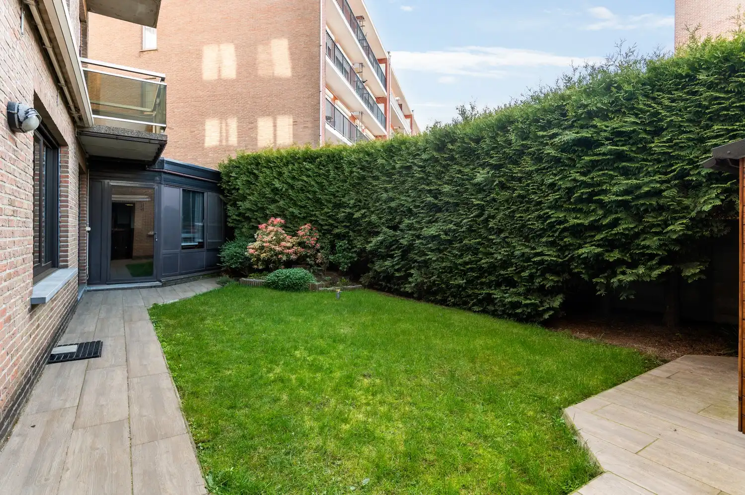 Uniek gelijkvloers appartement met 3 slaapkamers, inpandige garagebox met oprit alsook inpandige staanplaats en tuin in Borsbeek. foto 2