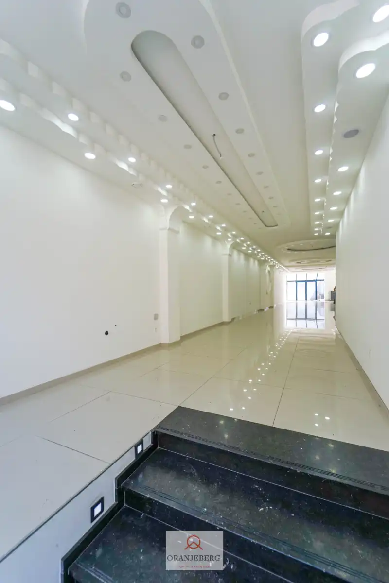 Recent volledig gerenoveerd handelspand (+-280m²) in Sleepstraat TE HUUR met een moderne uitstraling. foto 3