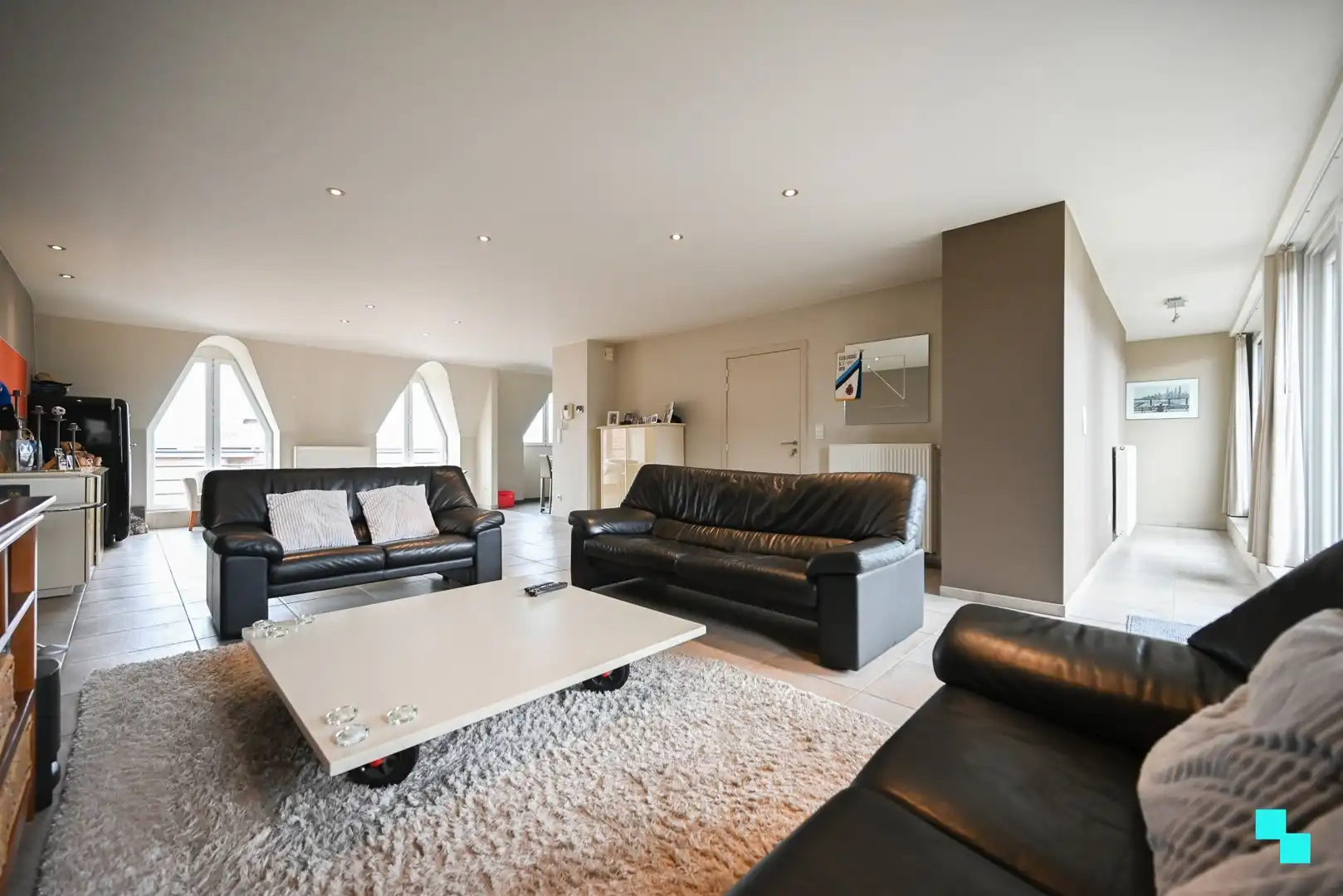 Riant dakappartement in hartje Izegem met panoramisch zicht foto {{pictureIndex}}