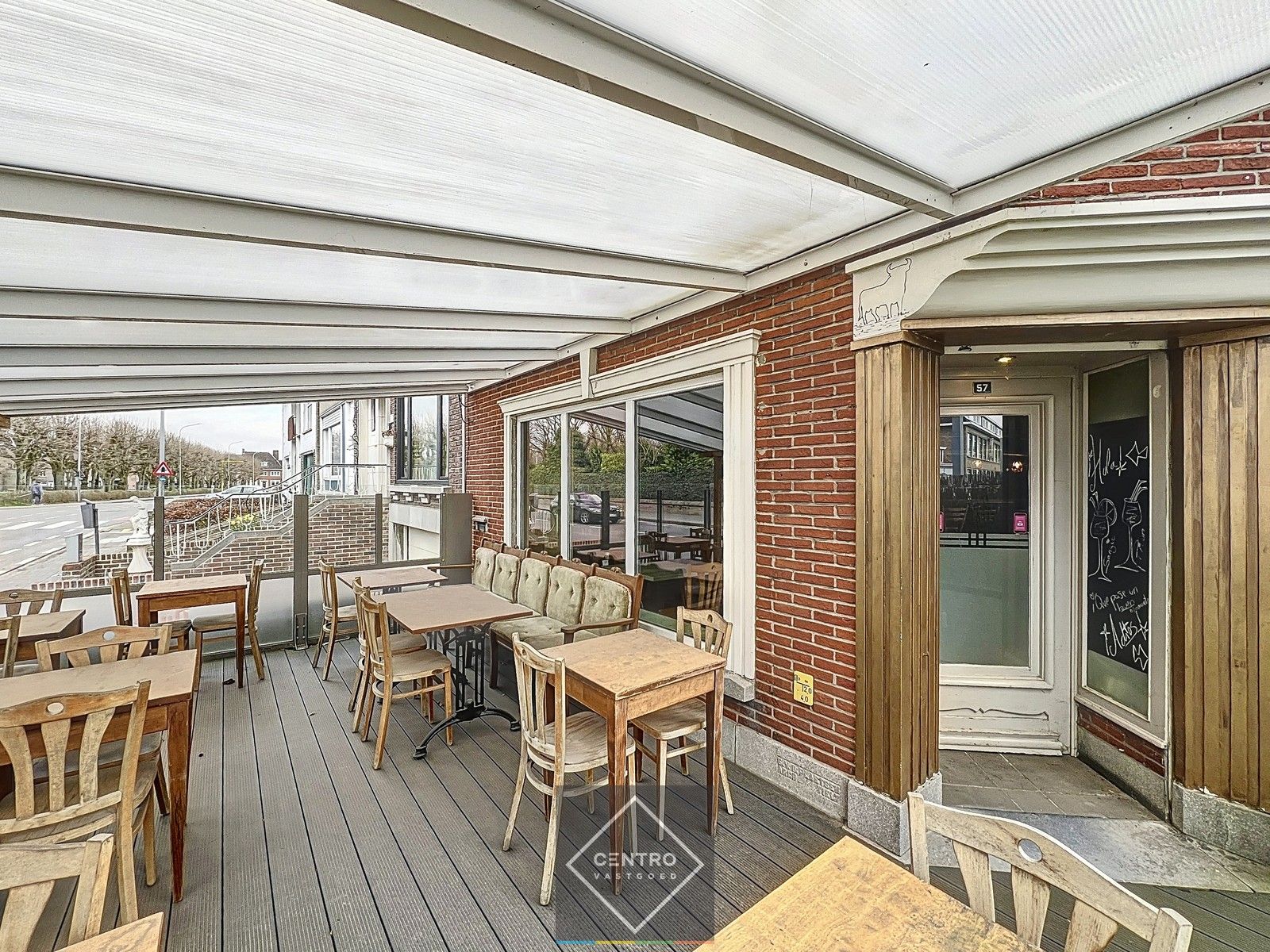 HORECA-pand met WOONST aan secundaire school (VTI & SJI Tielt) én naast het CLB. Dé ideale locatie voor uw (jongeren) café of broodjesbar ! foto 3