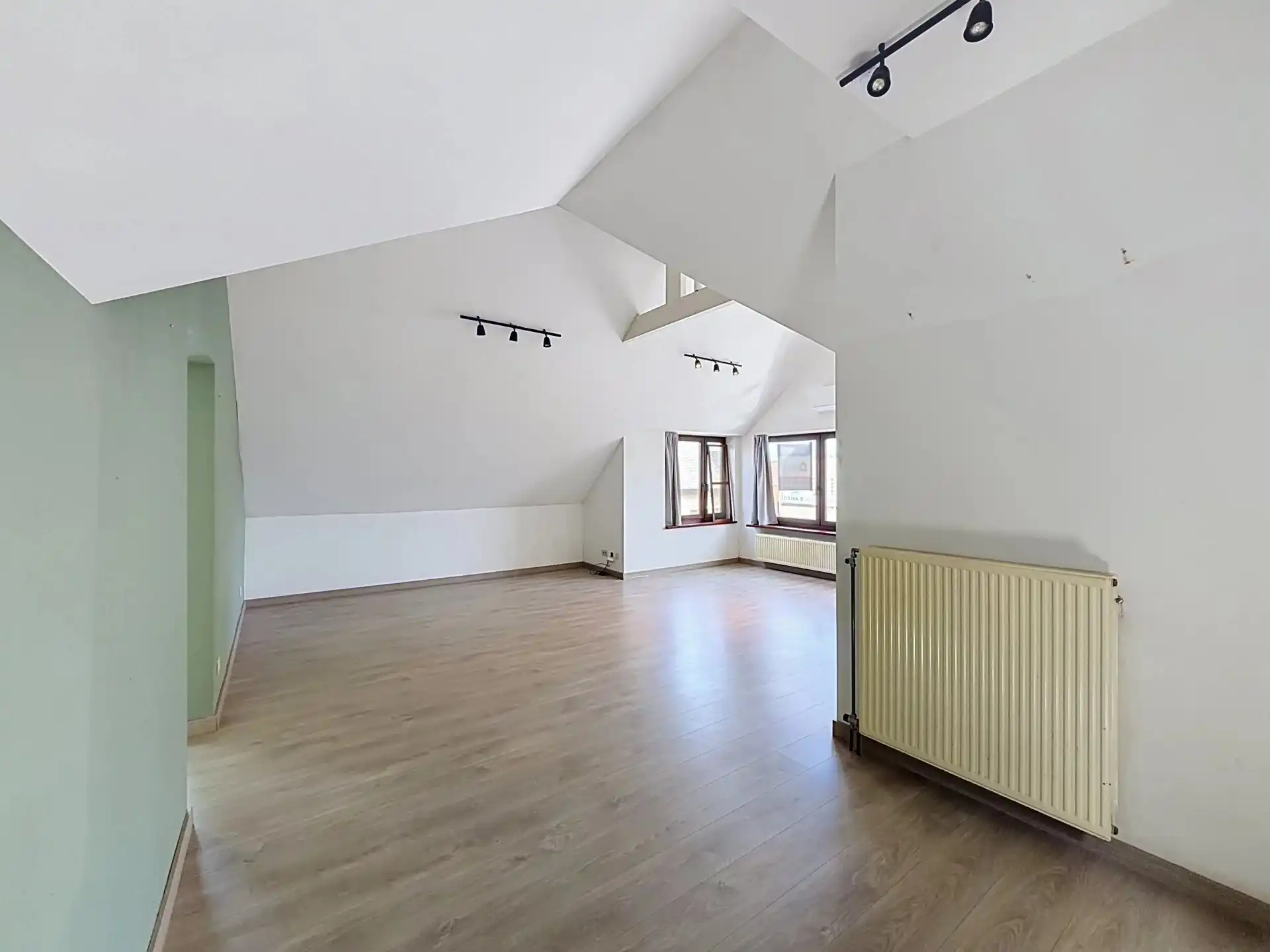 Gezellig dakappartement met 2 slaapkamers en airco foto 3