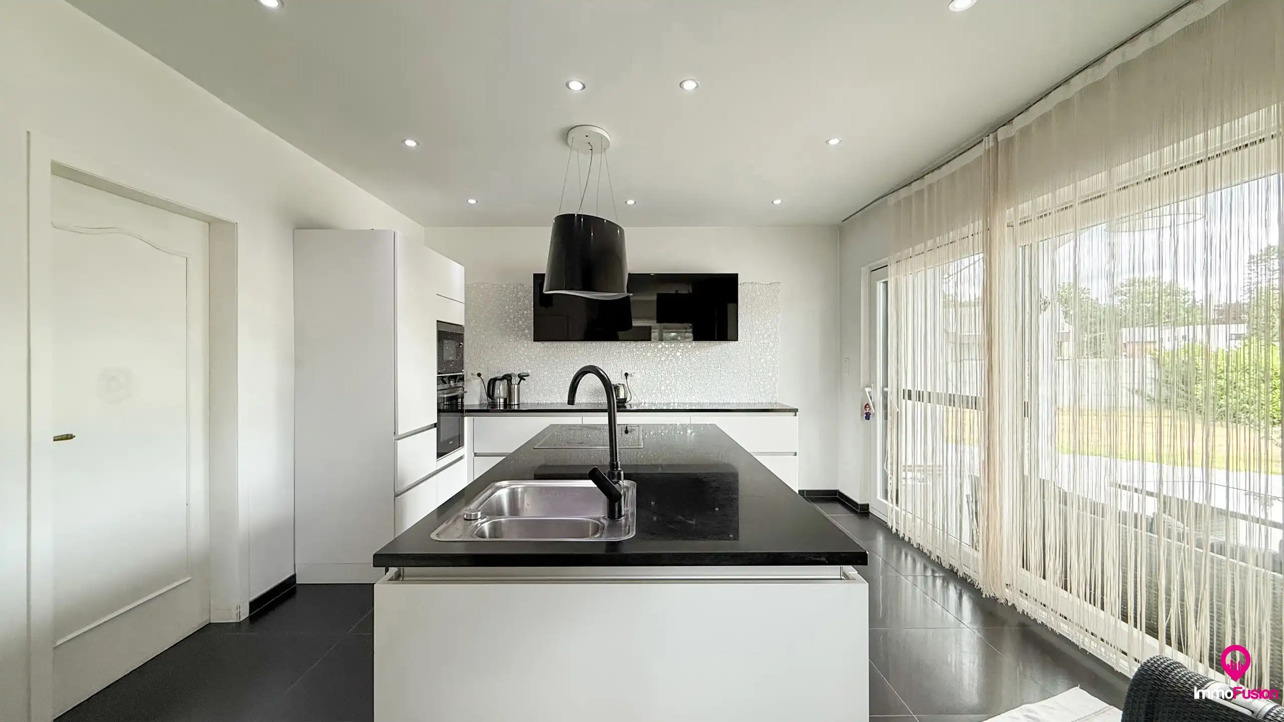 Instapklare, ruime woning met 6 slpks en enorme tuin op 26a! foto 4