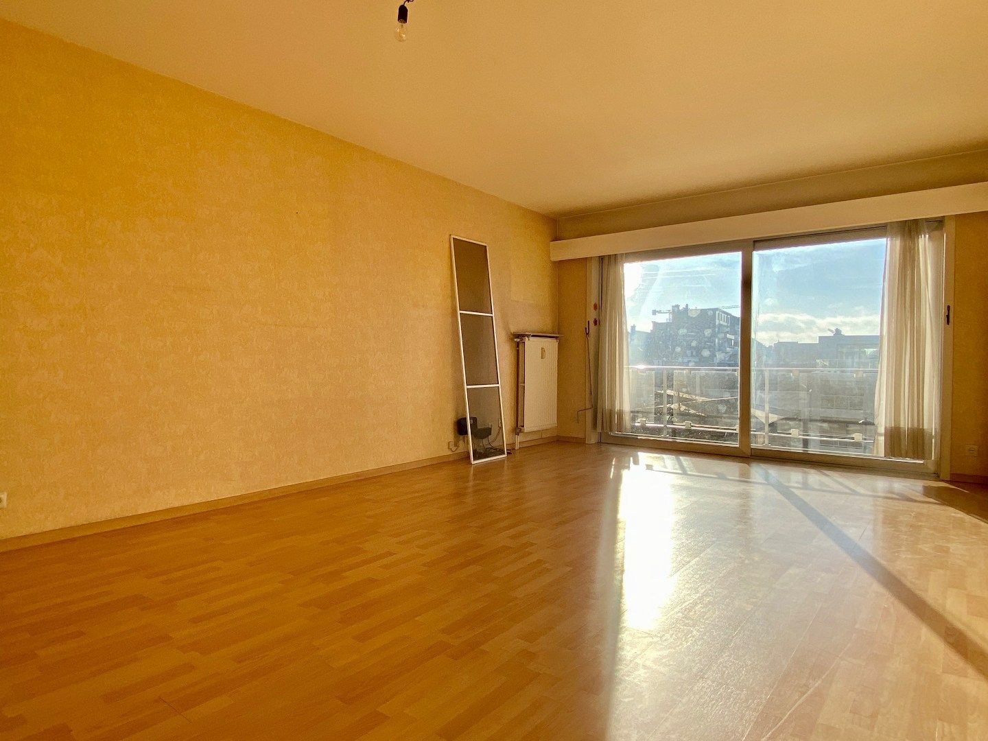 Appartement met 2 slaapkamers en staanplaats op de markt van Harelbeke  foto 2