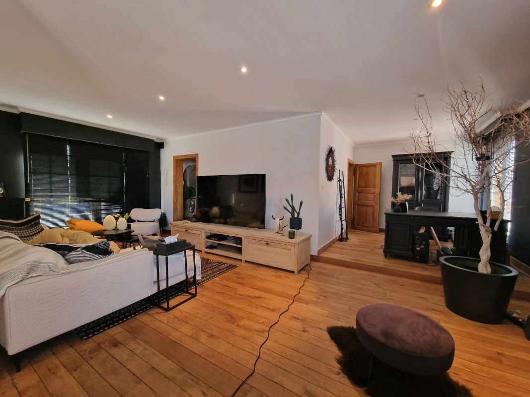 Handelspand met uitzonderlijke visibiliteit & ruim appartement – Toplocatie foto 8