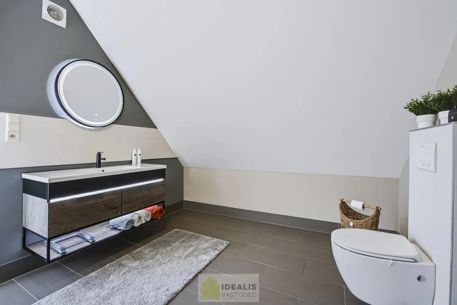 IDEALIS VASTGOED – EEN HUIS OM VERLIEFD OP TE WORDEN! DEZE PRACHTIGE INSTAPKLARE (LEVENSBESTENDIGE) VILLA MET EEN HEERLIJKE LICHTRIJKE LEEFRUIMTE VOORZIEN VAN EEN OPEN KEUKEN, 5 SLAAPKAMERS, 2 BADKAMERS, EEN PERFECT AANGELEGDE TUIN IN ALLE PRIVACY, UITGERUST MET EEN GOED VOORZIENE BUITENKEUKEN EN BIJGEBOUWEN INGERICHT VOOR WELLNESS (HOT TUB) EN BERGRUIMTE! EEN MUST VISIT VOOR ZIJ OP ZOEK NAAR MOOIE HUIZEN! foto 42