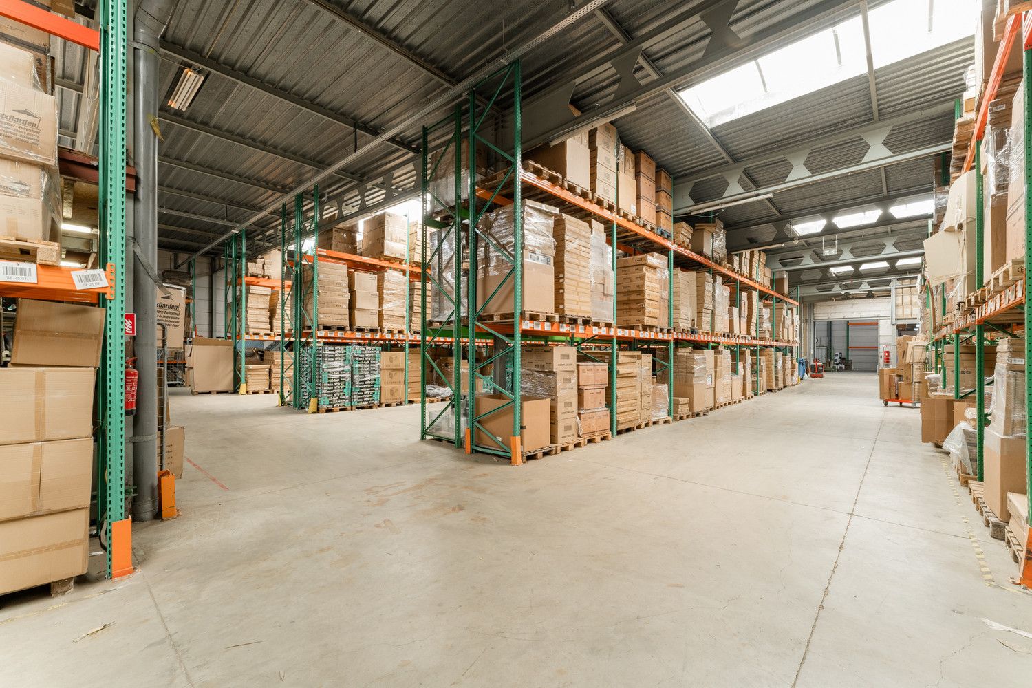 RUIM MULTIFUNTIONEEL BEDRIJFSPAND MET KANTORENCOMPLEX foto 25