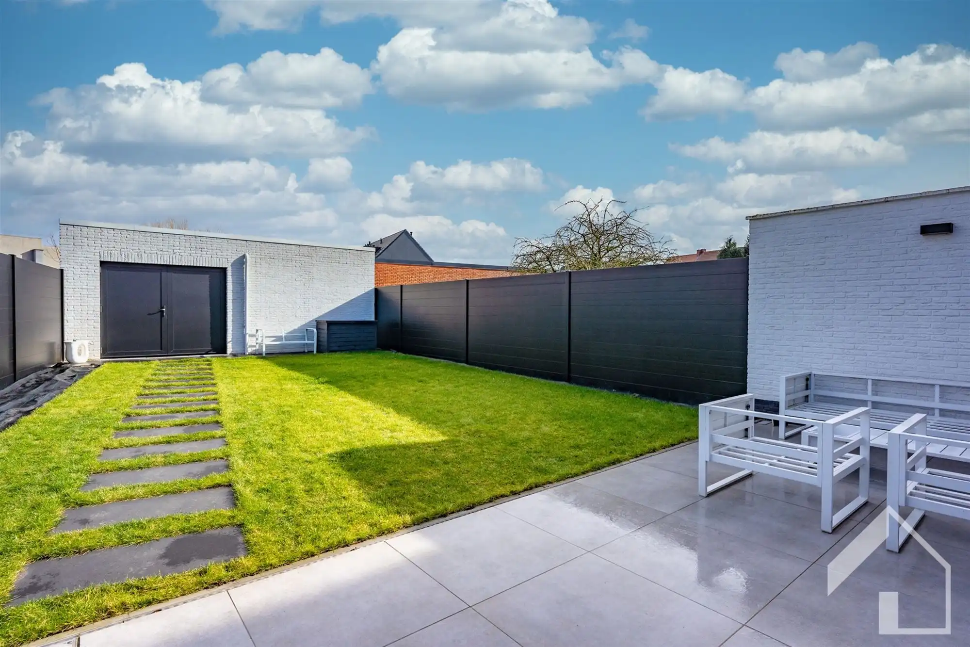 TOTAAL gerenoveerde halfopen bebouwing foto 19