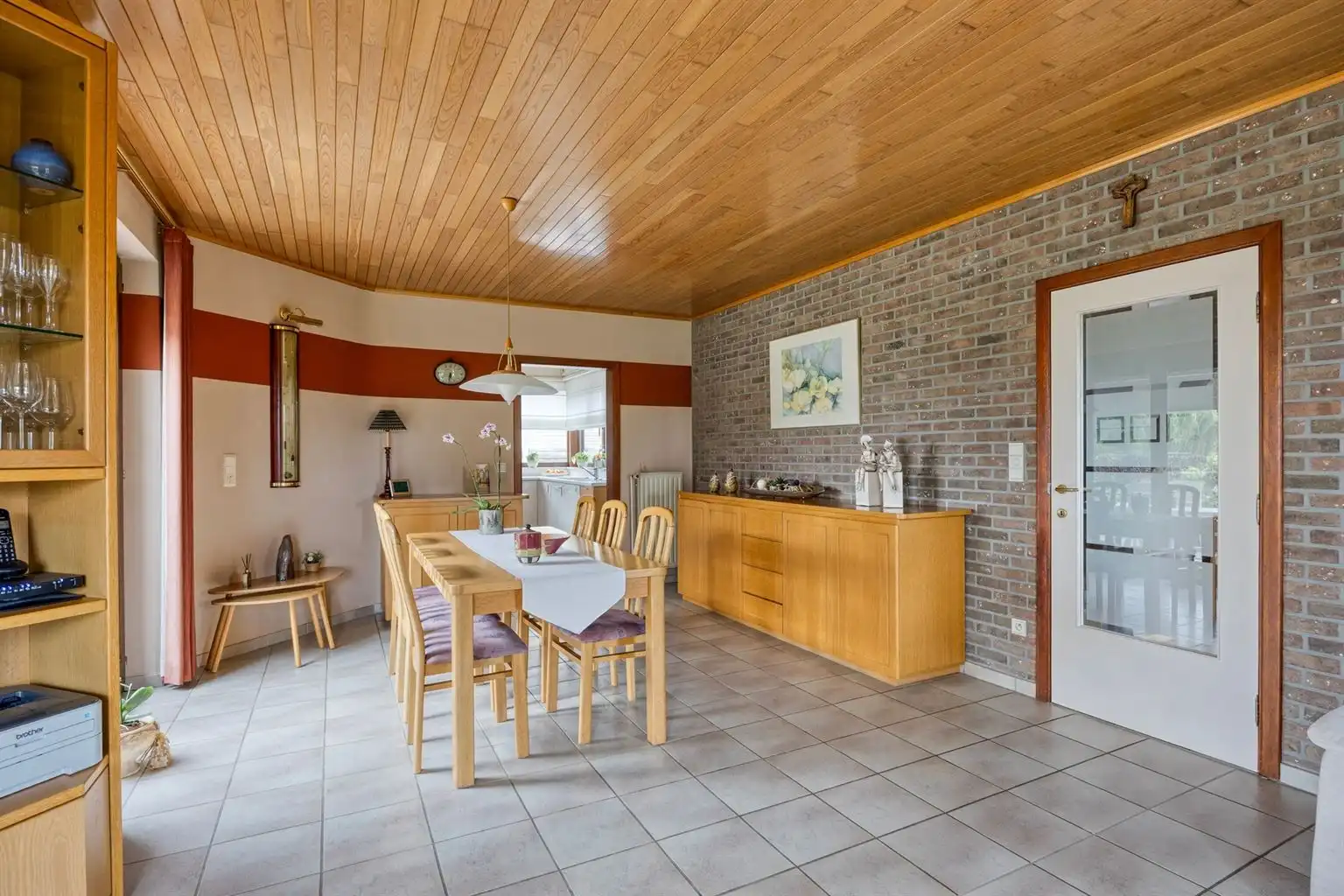 Toffe, vrijstaande split-level woning met 4 slaapkamers, inpandige garage, prachtig aangelegde tuin en zonnepanelen, rustig gelegen in het landelijke Ophoven.  foto 5