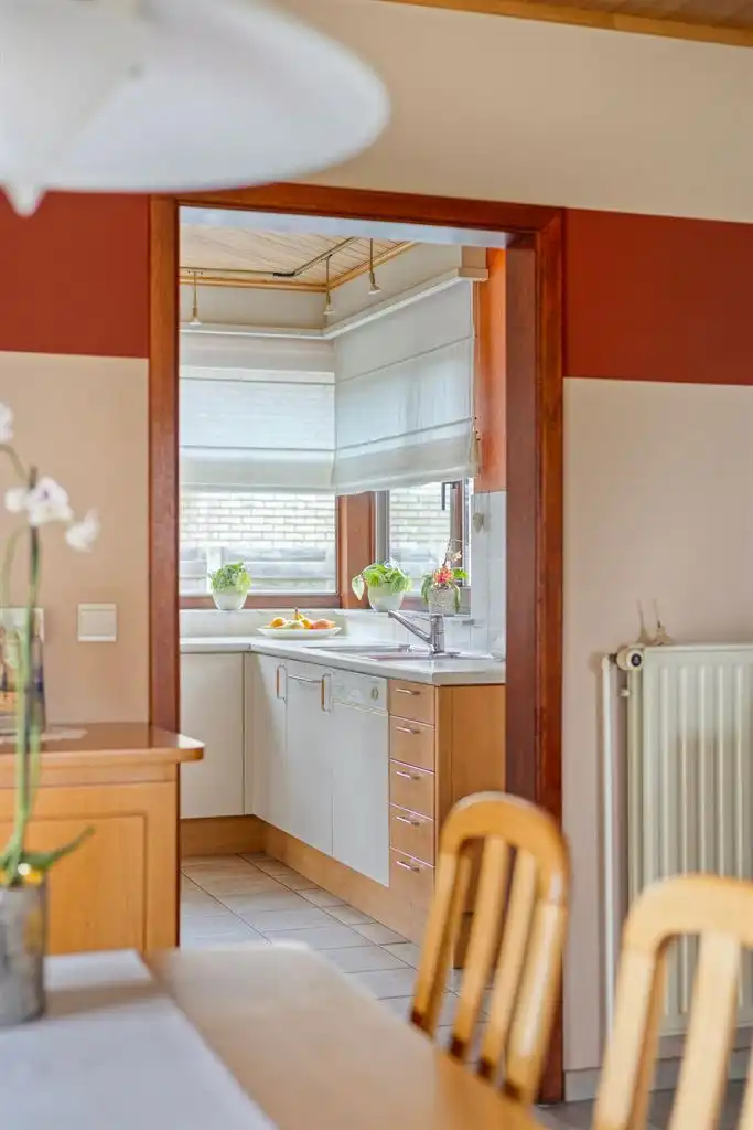 Toffe, vrijstaande split-level woning met 4 slaapkamers, inpandige garage, prachtig aangelegde tuin en zonnepanelen, rustig gelegen in het landelijke Ophoven.  foto 5