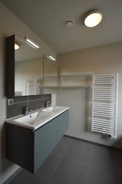 Recente lage-energiewoning met mooie tuin en garage foto 11