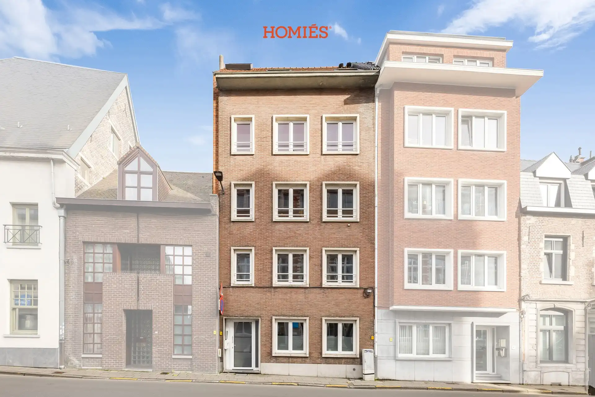 Studentengebouw met 9 kamers eigen sanitair foto {{pictureIndex}}