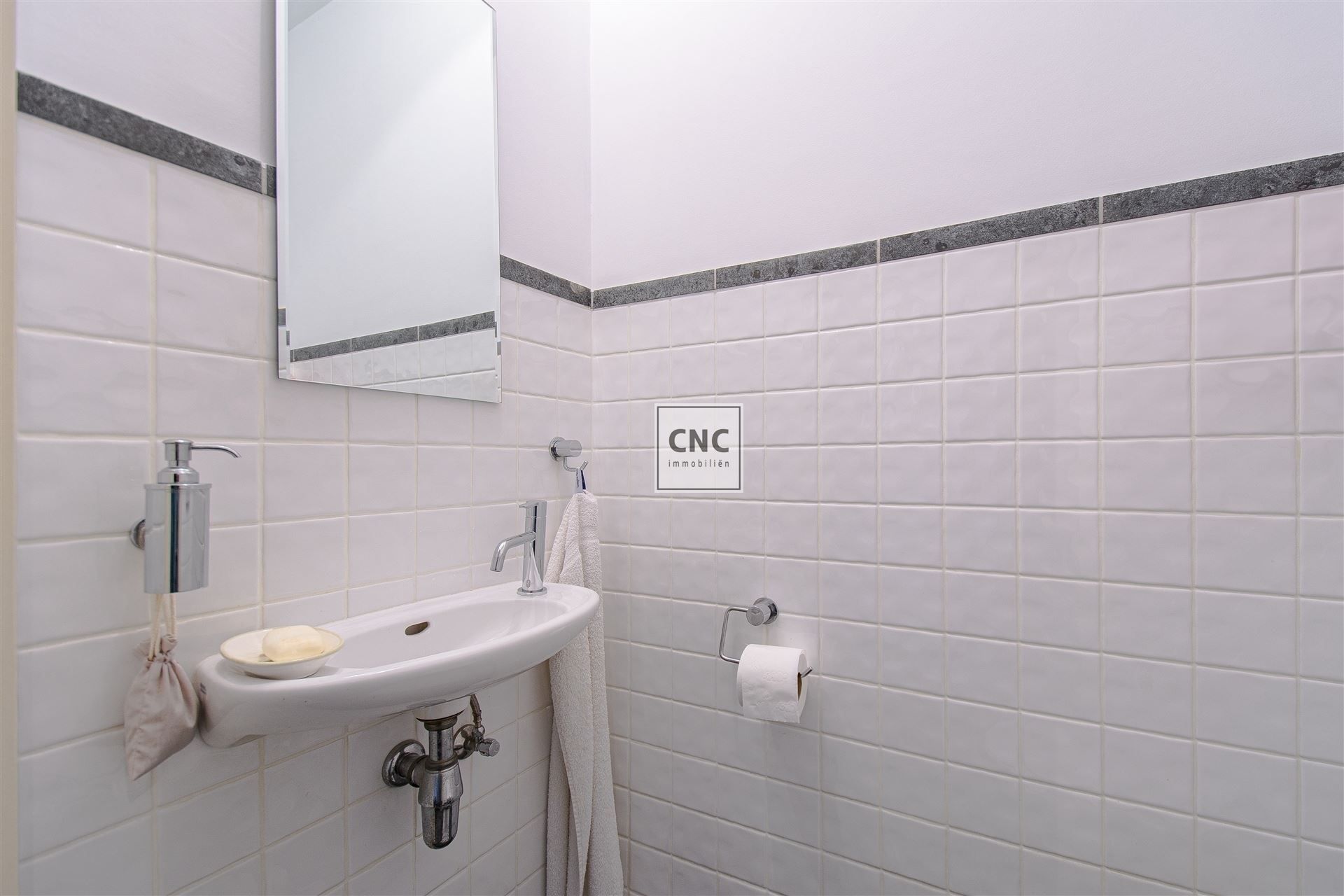Mooi, goed onderhouden 2 slaapkamer-appartement in het hart van Knokke, gelegen op de vierde verdieping van de residentie "Euro 2000-II". Mogelijkheid tot aankoop van parking in nabije omgeving.  foto 16