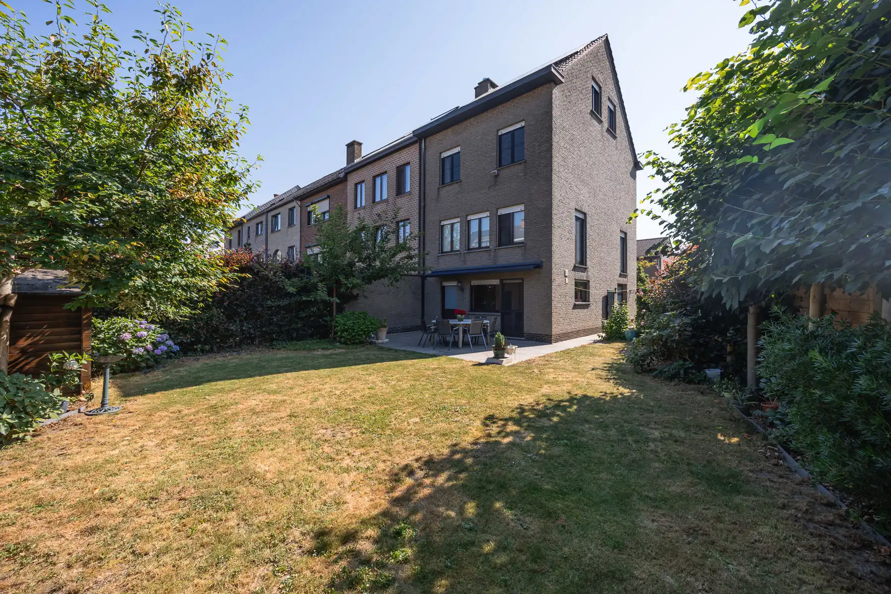 Verrassend ruime halfopen woning met omheinde tuin foto 4