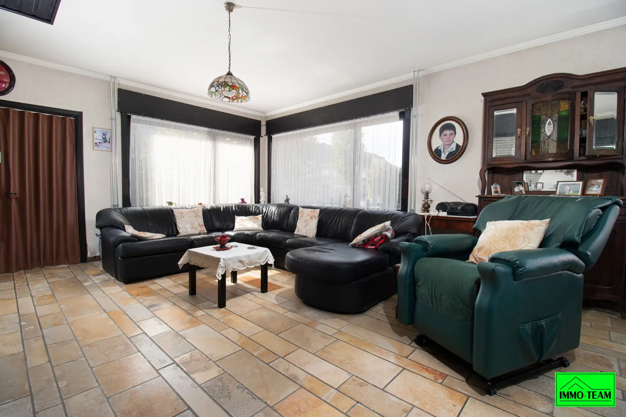 4-gevel woning in residentiële woonwijk foto 6