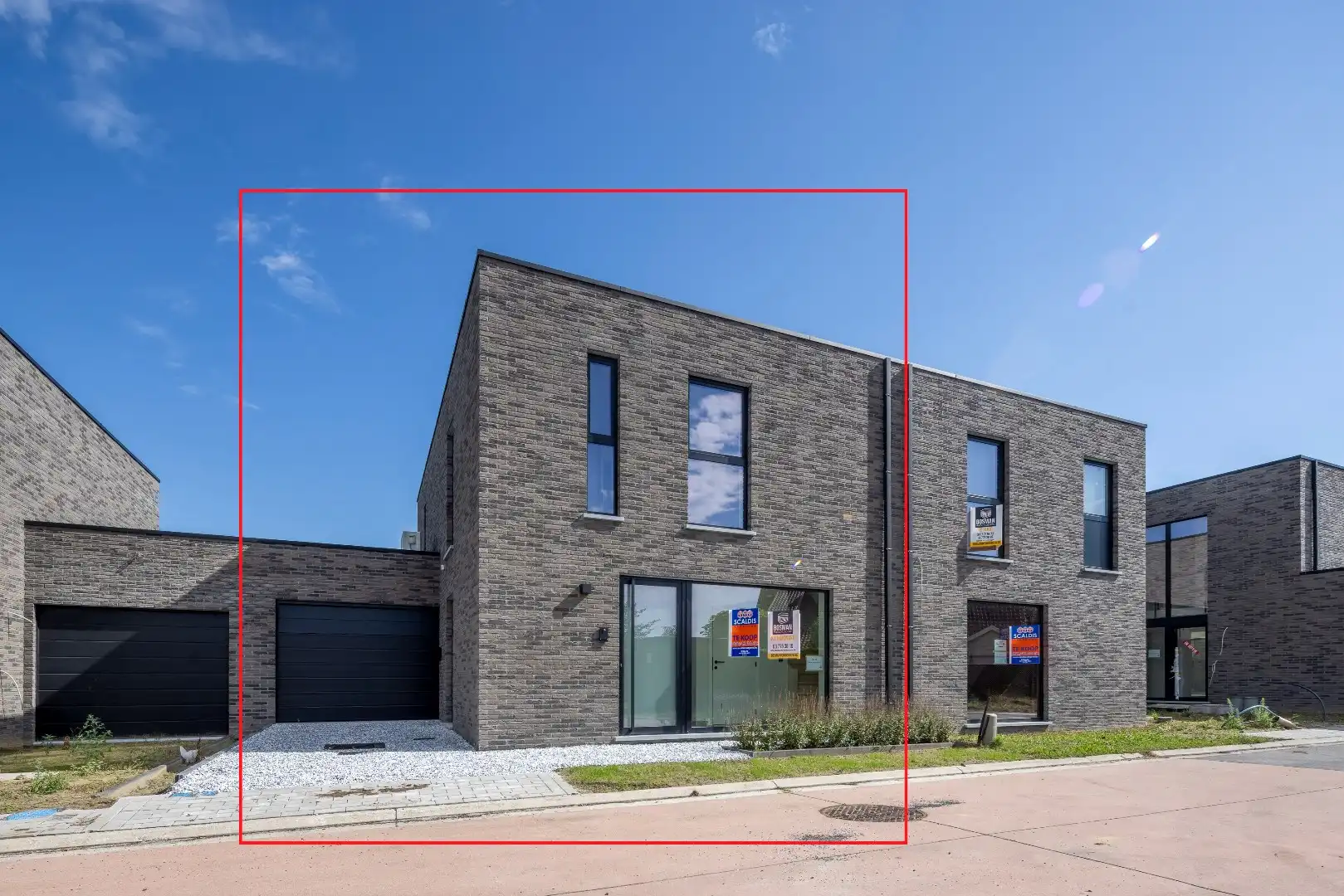 HALF OPEN NIEUWBOUW BEN-WONING MET 3 SLK, GARAGE, TERRAS EN TUIN foto {{pictureIndex}}