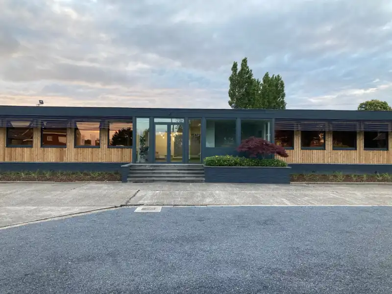 Kantoor 4 te huur, dichtbij ring van Kortrijk en autosnelwegen foto {{pictureIndex}}