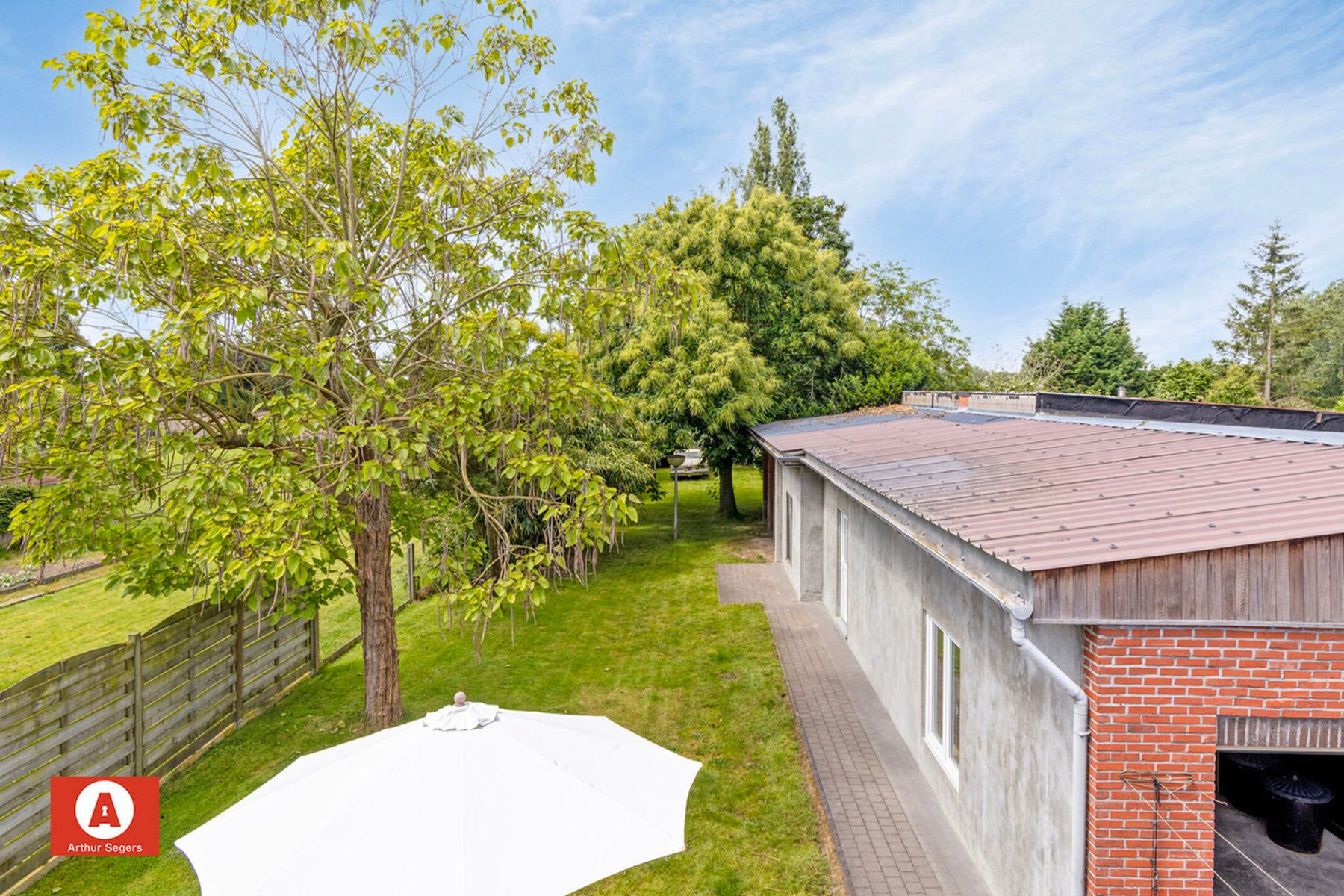 Open bebouwing op 12a met ZW gerichte tuin en ruim bijgebouw foto 2