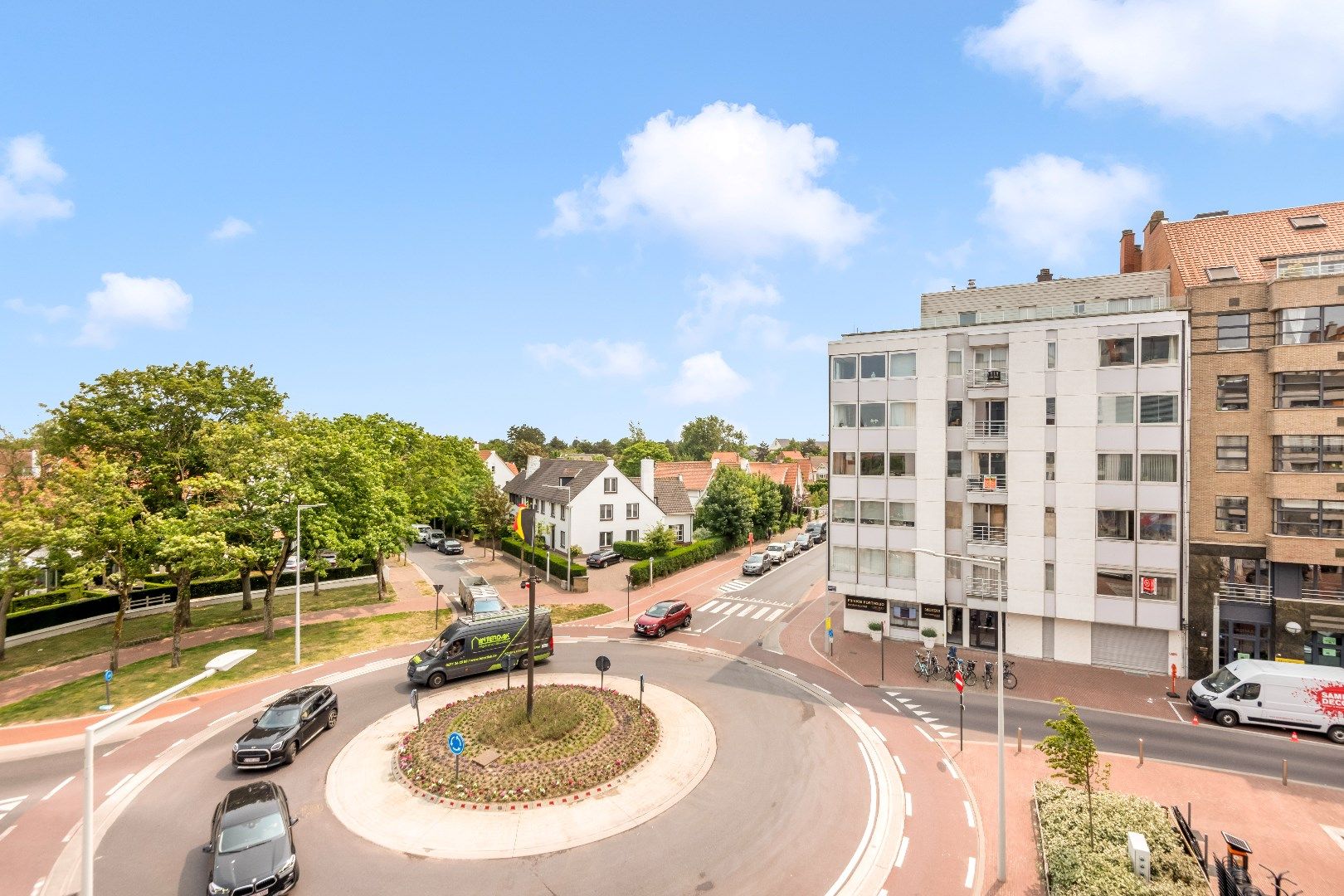 Aangenaam appartement met open zicht gelegen aan de zuidkant van het Burgemeester Frans Desmidtplein.  foto {{pictureIndex}}